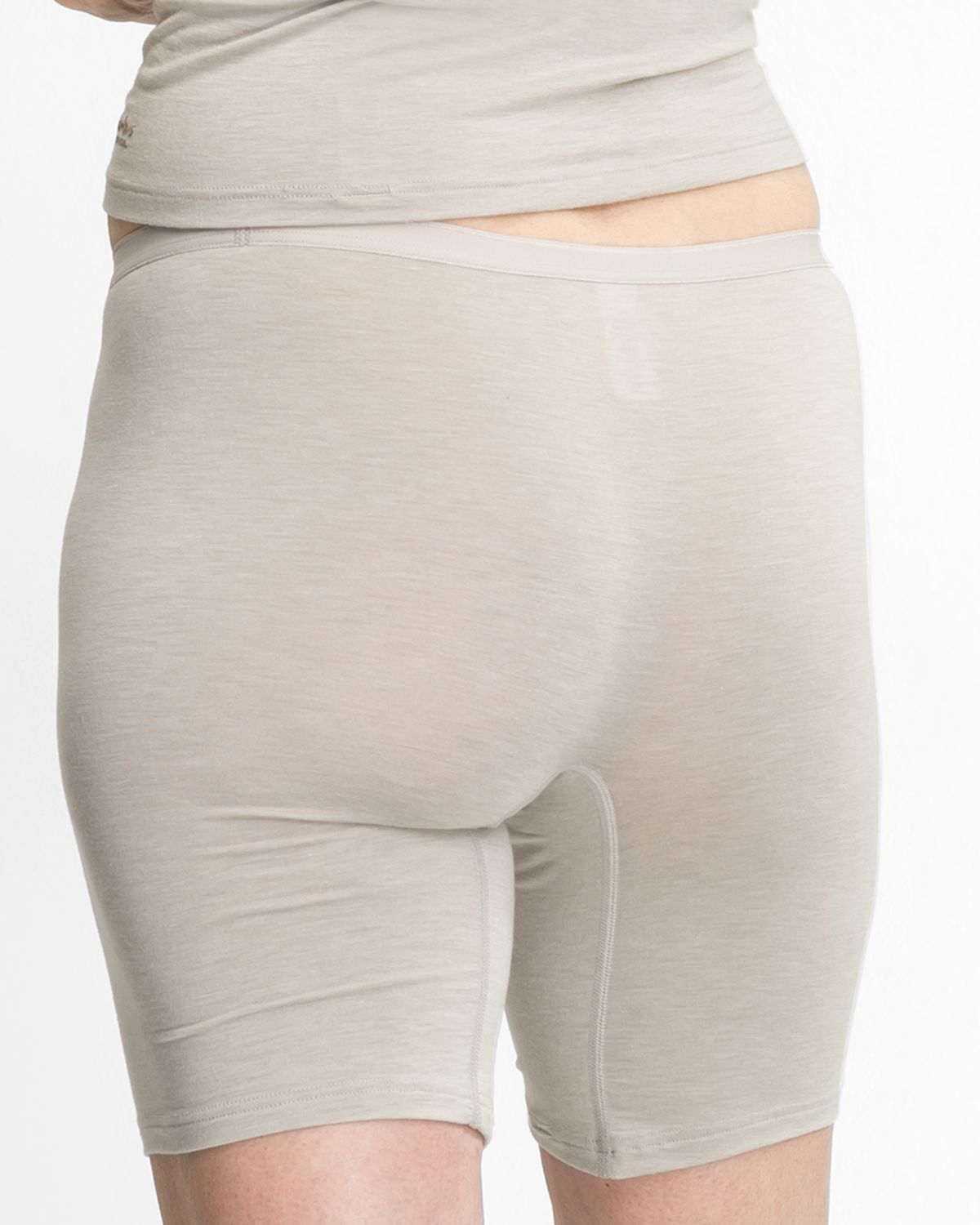 Model trägt Longpant in ginger mélé aus der Serie Swenja, Ansicht von hinten.