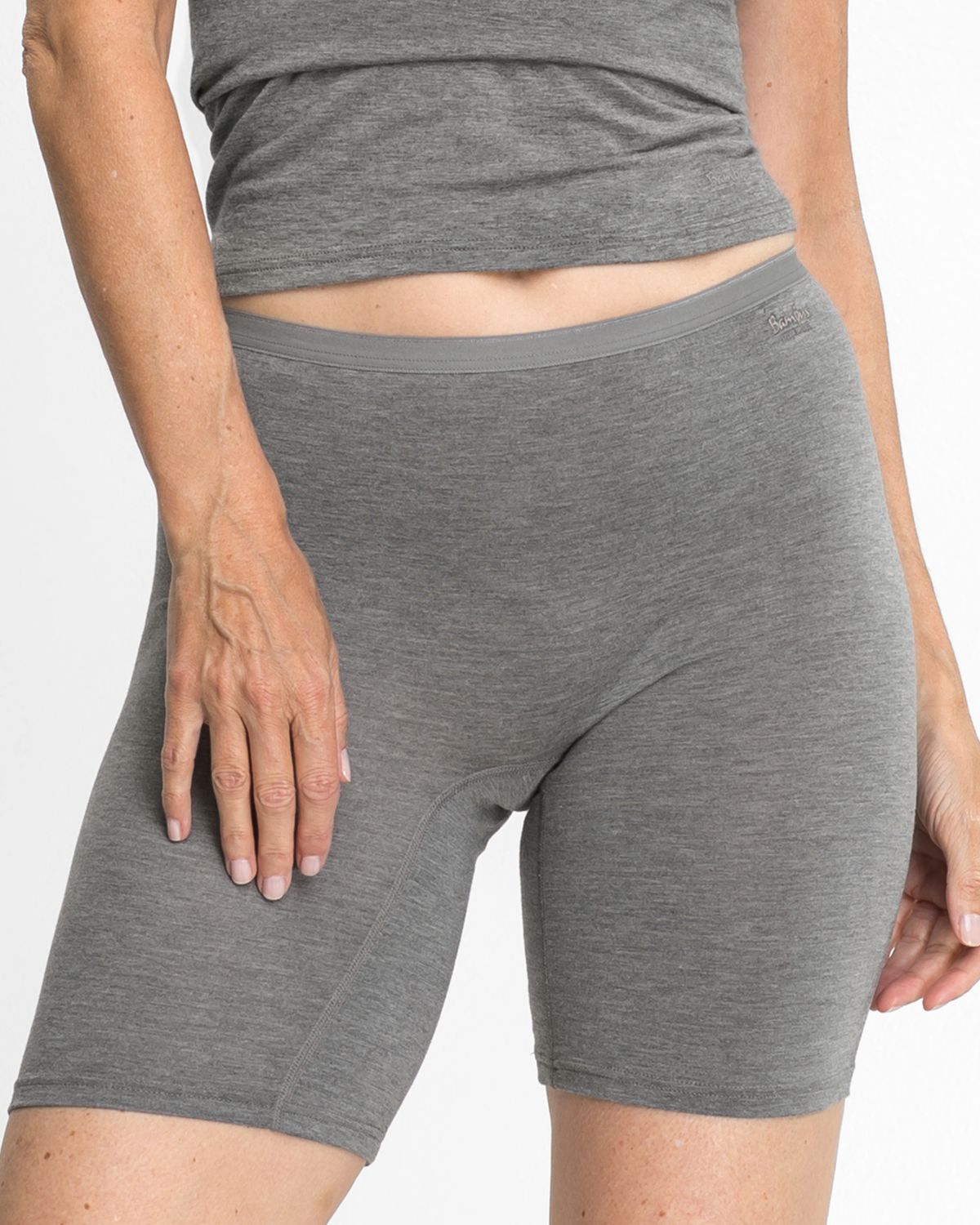 Model trägt Longpant in grau mélé aus der Serie Swenja, Ansicht von vorne.