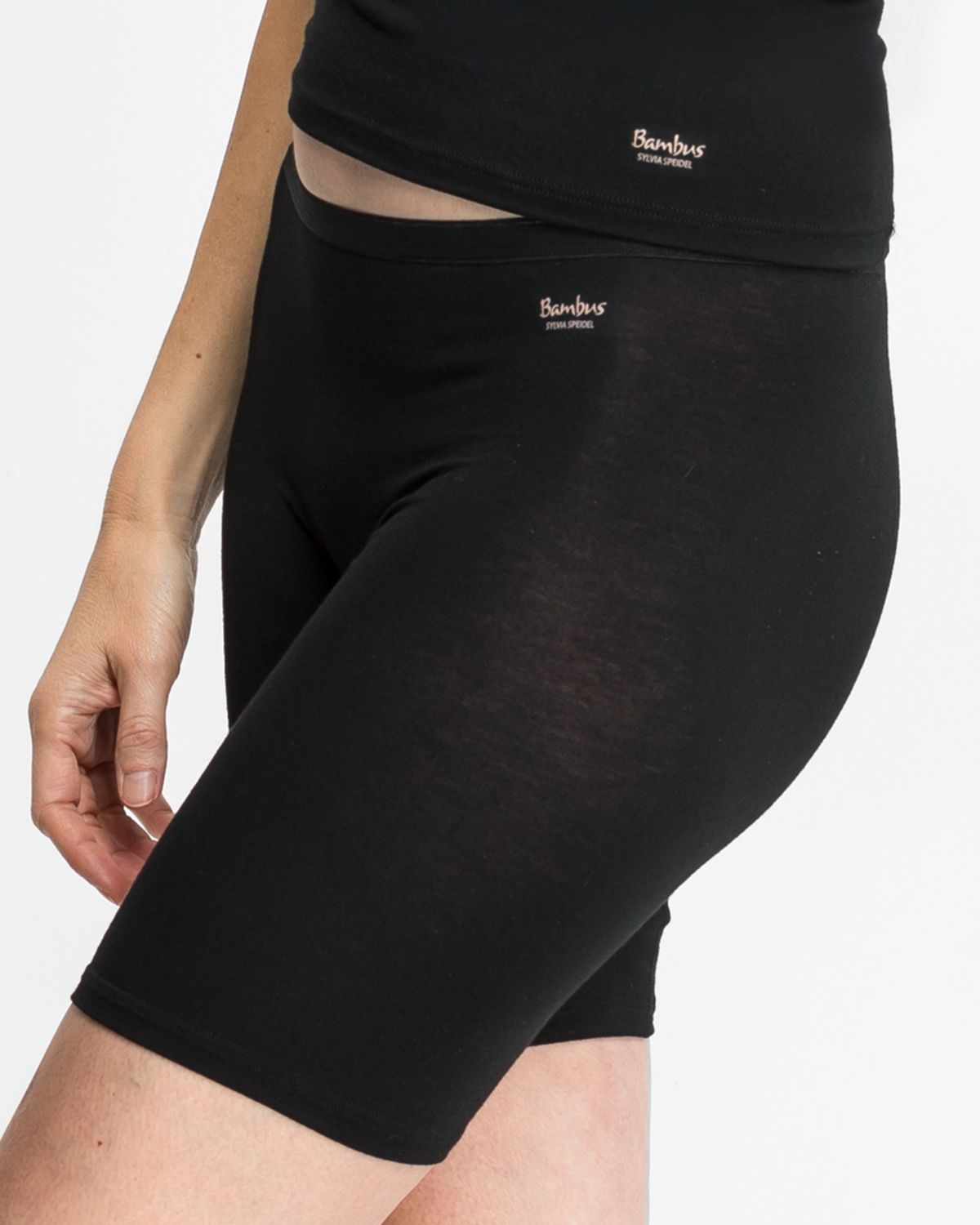 Model trägt Longpant in schwarz aus der Serie Swenja, Ansicht von vorne.