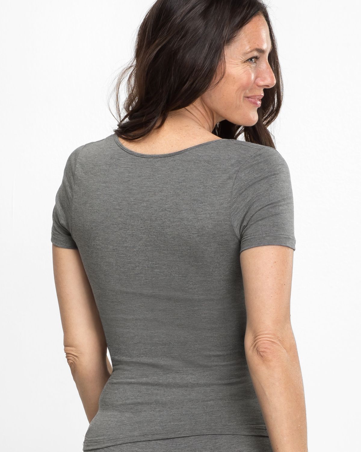 Model trägt Hemd 1/4 Arm in grau mélé aus der Serie Swenja, Ansicht von hinten.