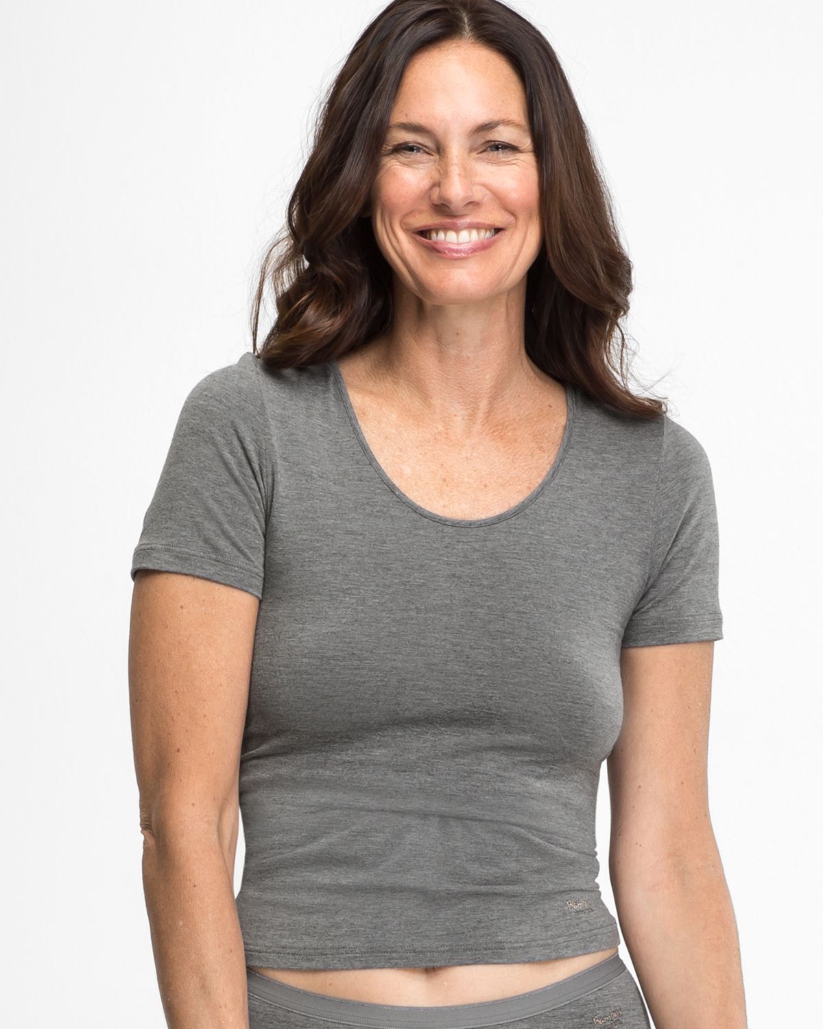 Model trägt Hemd 1/4 Arm in grau mélé aus der Serie Swenja, Ansicht von vorne.