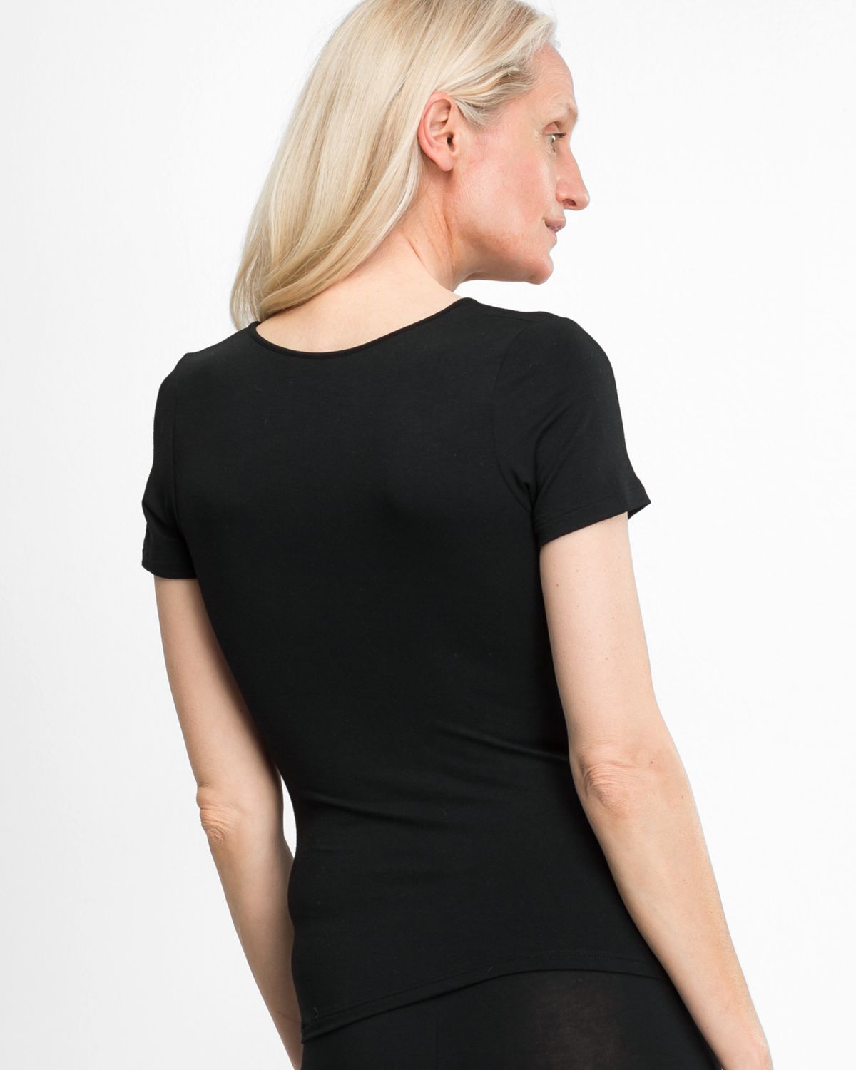 Model trägt Hemd 1/4 Arm in schwarz aus der Serie Swenja, Ansicht von hinten.