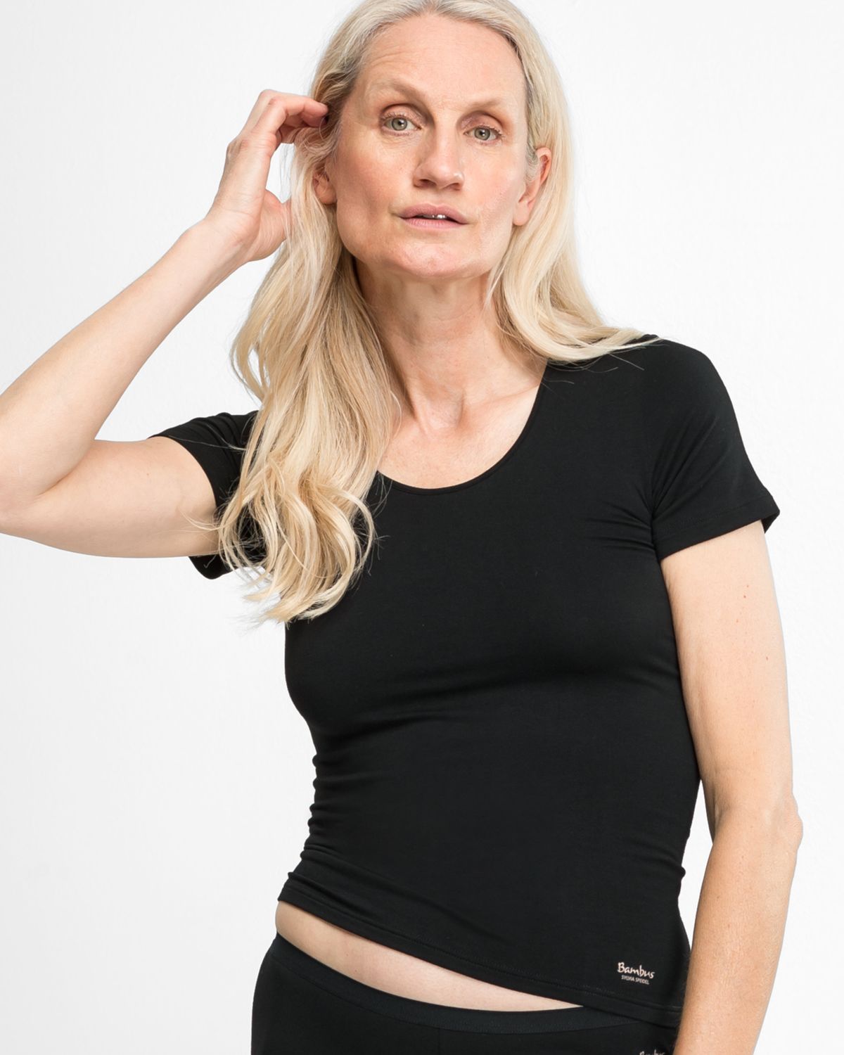 Model trägt Hemd 1/4 Arm in schwarz aus der Serie Swenja, Ansicht von vorne.