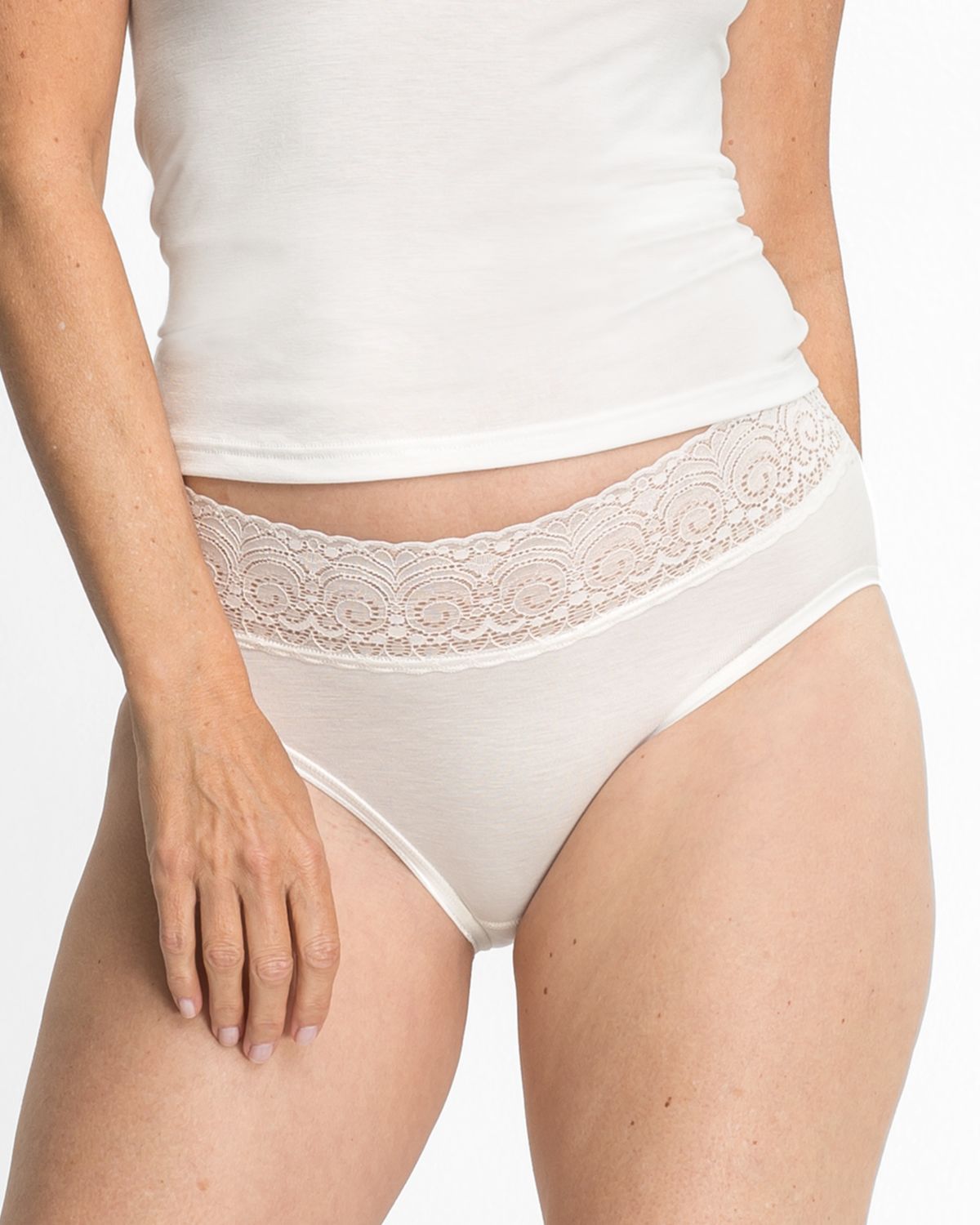 Model trägt Midislip in elfenbein aus der Serie Sofia Lace, Ansicht von vorne.