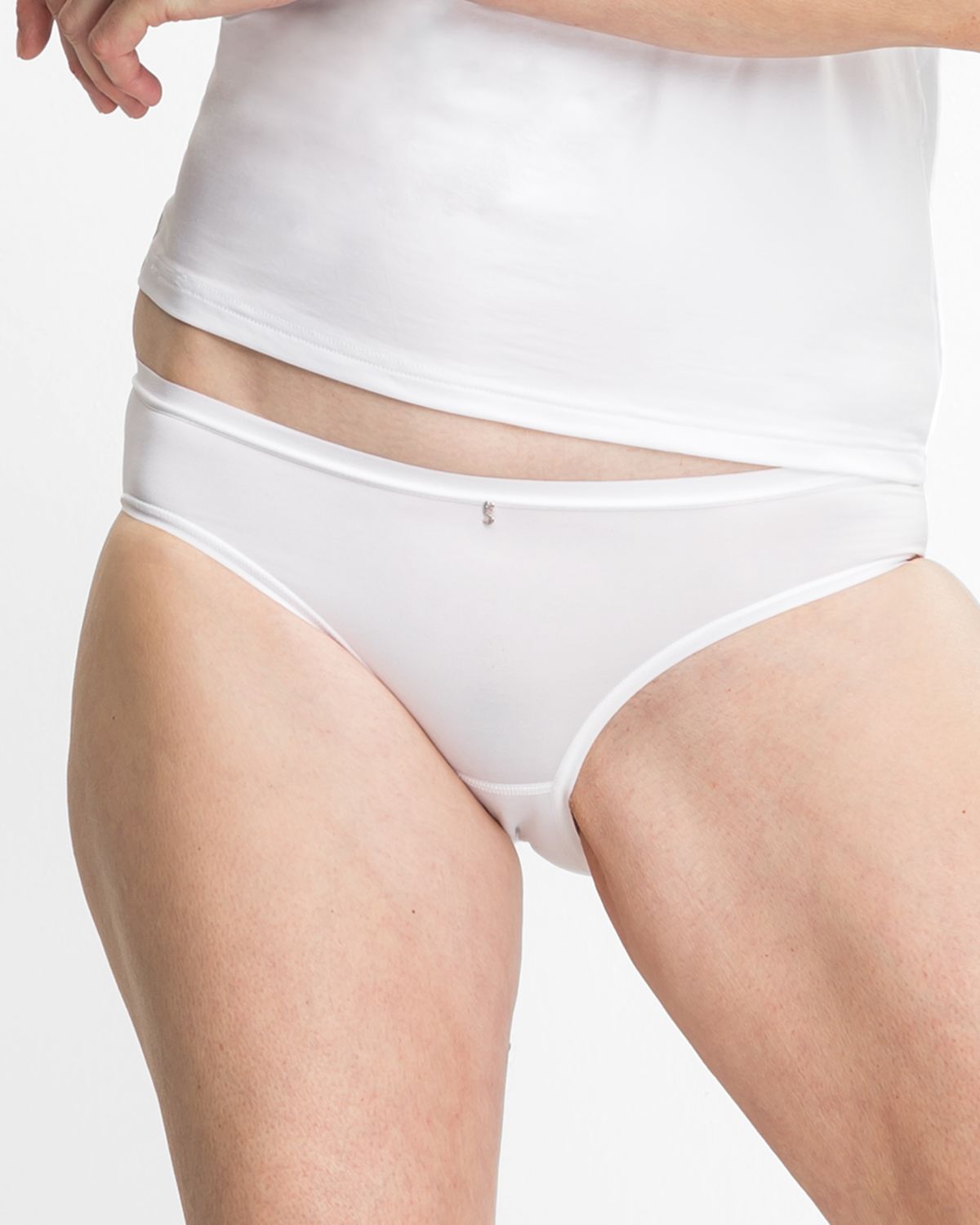 Model trägt Bikinislip in weiß aus der Serie Sidney, Ansicht von vorne.