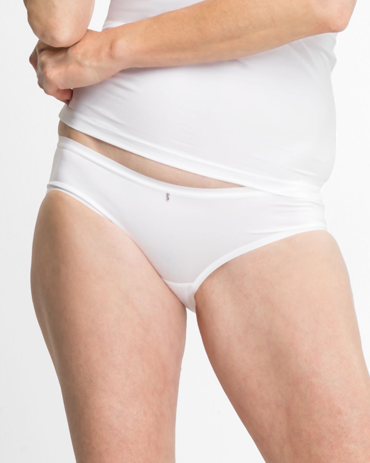 Model trägt Low Hip in weiß aus der Serie Sidney, Ansicht von vorne.