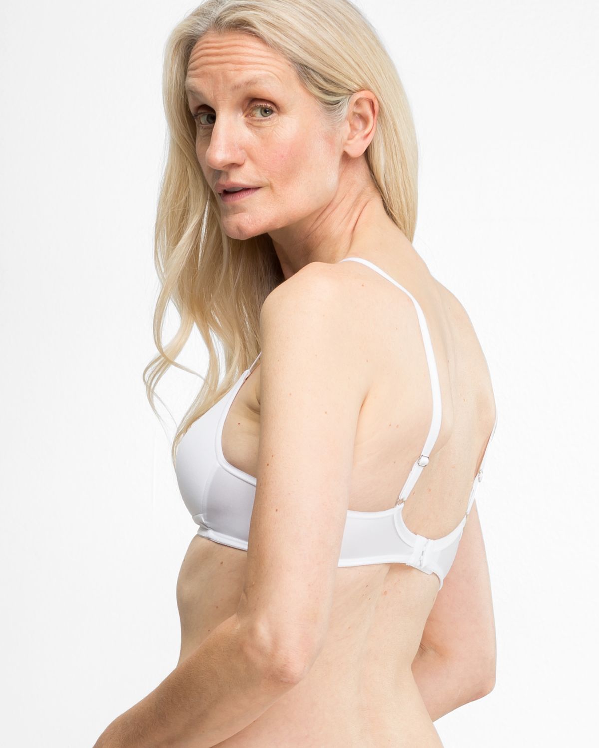 Model trägt Schalen BH Triangle in weiß aus der Serie Sidney, Ansicht von hinten.