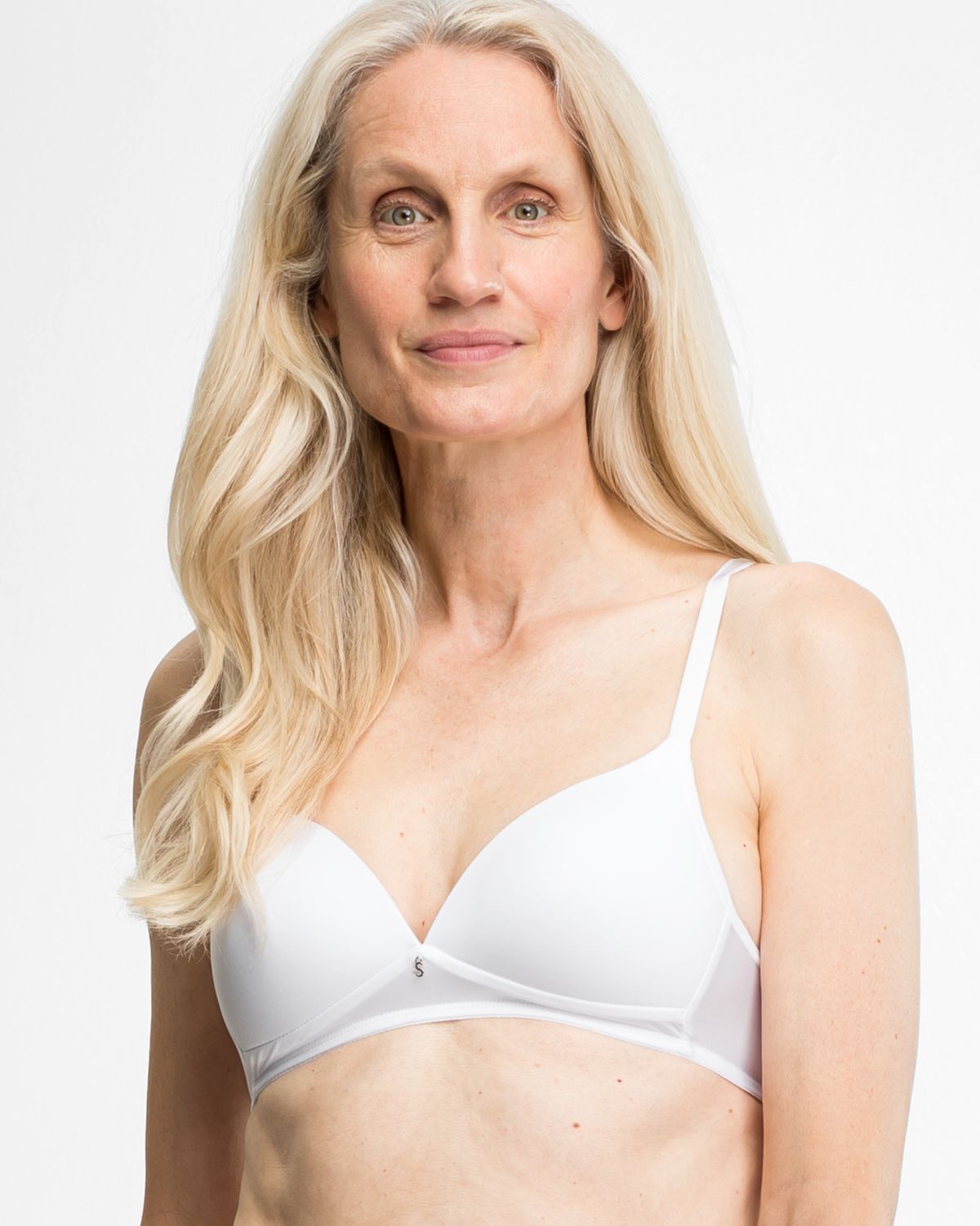 Model trägt Schalen BH Triangle in weiß aus der Serie Sidney, Ansicht von vorne.