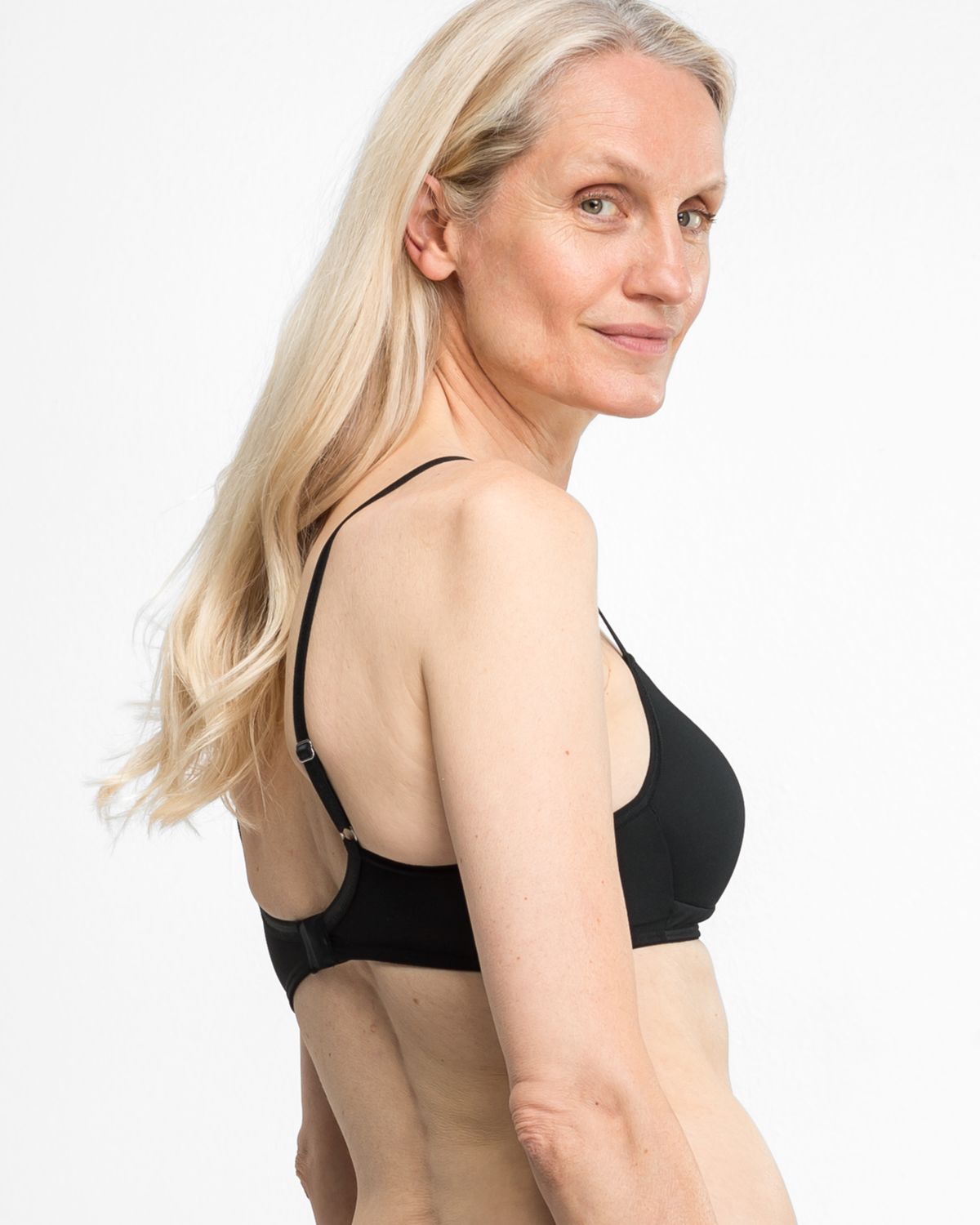 Model trägt Schalen BH Triangle in schwarz aus der Serie Sidney, Ansicht von hinten.