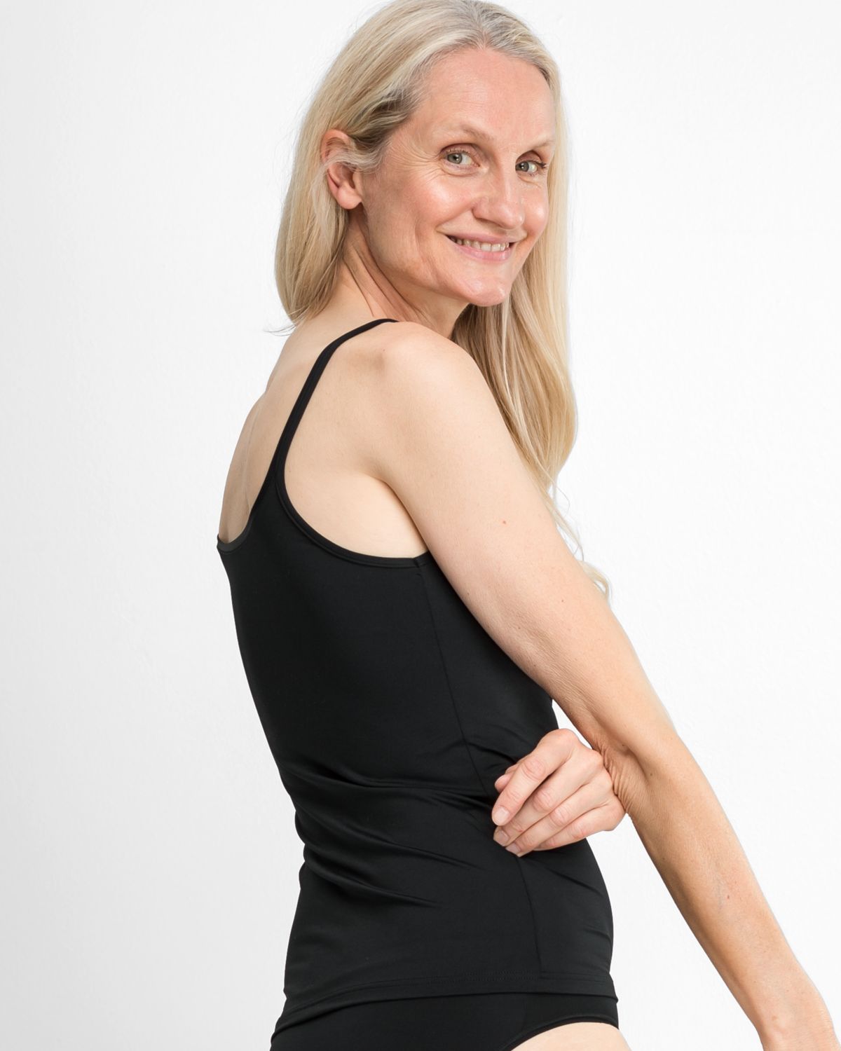 Model trägt Trägerhemd in schwarz aus der Serie Sidney, Ansicht von hinten.