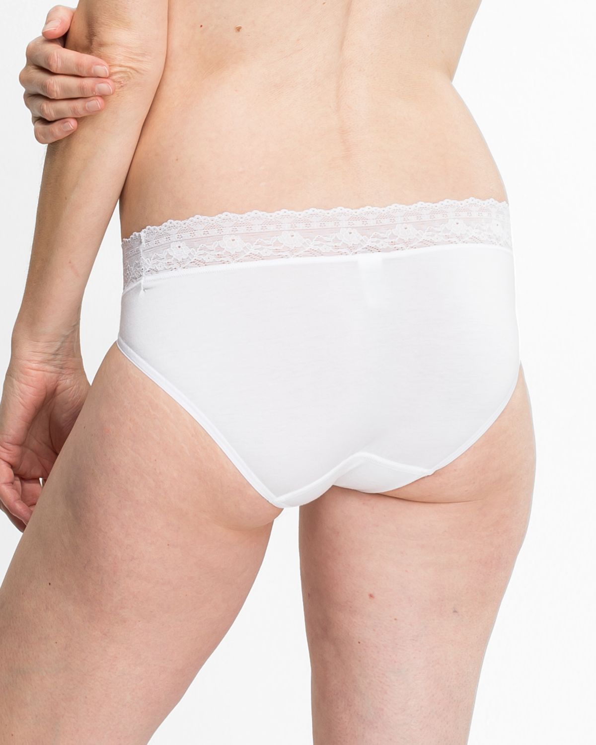 Model trägt Bikinislip in weiß aus der Serie Smilla, Ansicht von hinten.