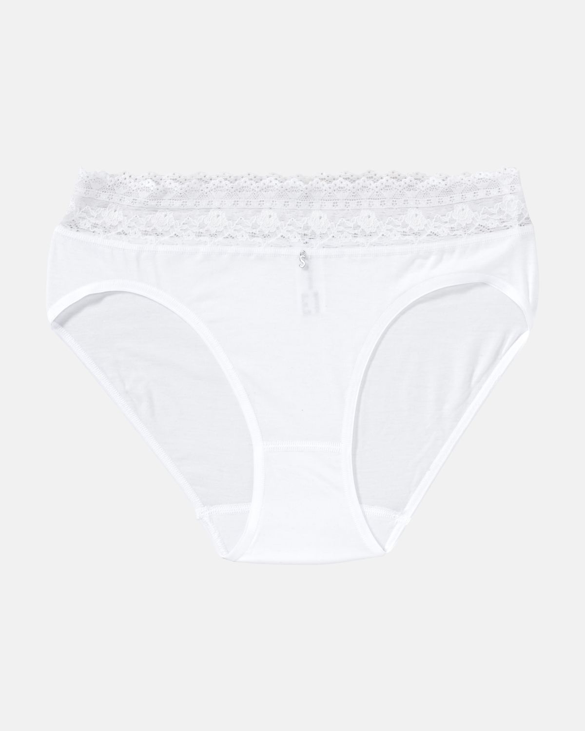 Bikinislip in weiß aus der Serie Smilla, flach auf einer Oberfläche liegend.