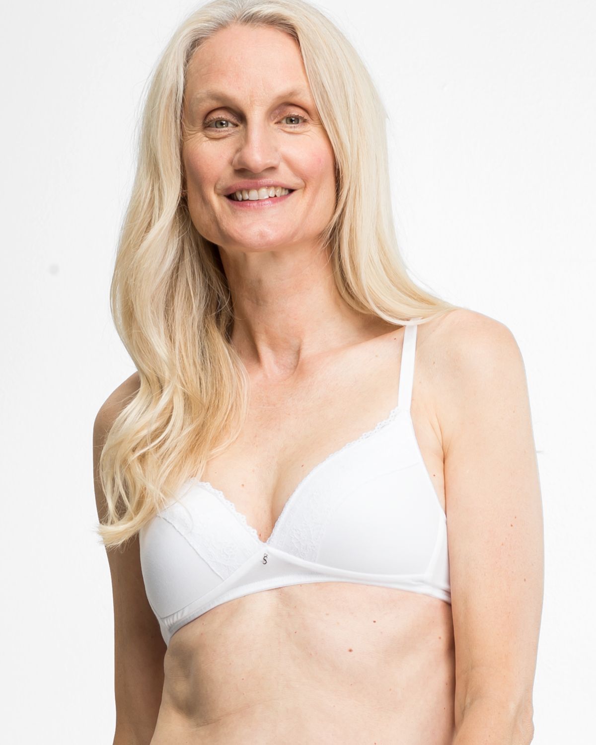 Model trägt Schalen BH Triangle in weiß aus der Serie Smilla, Ansicht von vorne.