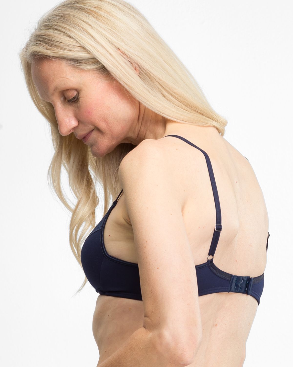 Model trägt Schalen BH Triangle in blueberry aus der Serie Smilla, Ansicht von hinten.