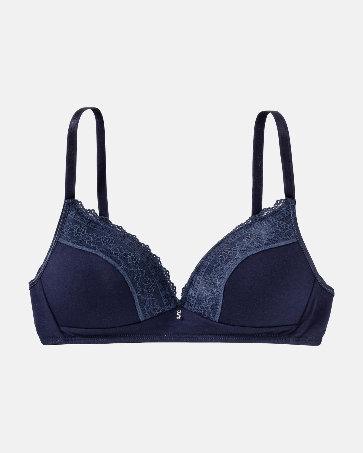 Schalen BH Triangle in blueberry aus der Serie Smilla, flach auf einer Oberfläche liegend.