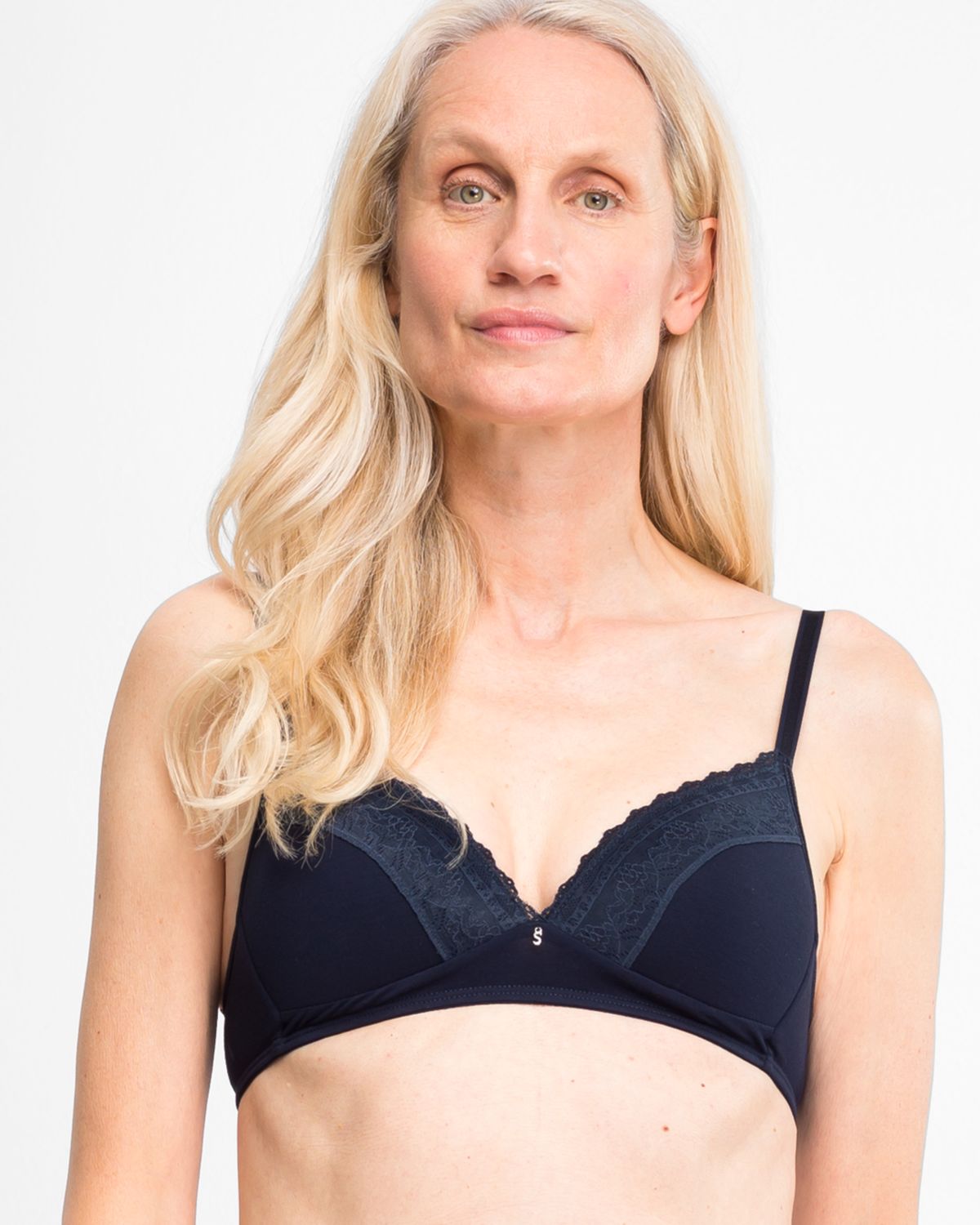 Model trägt Schalen BH Triangle in blueberry aus der Serie Smilla, Ansicht von vorne.