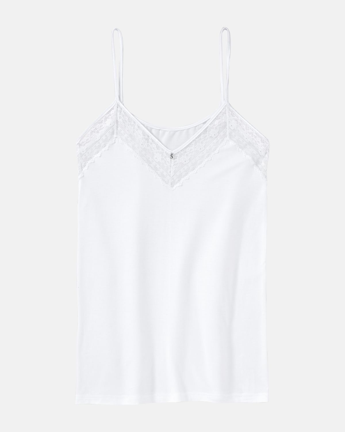 Hemd in weiß aus der Serie Smilla, flach auf einer Oberfläche liegend.