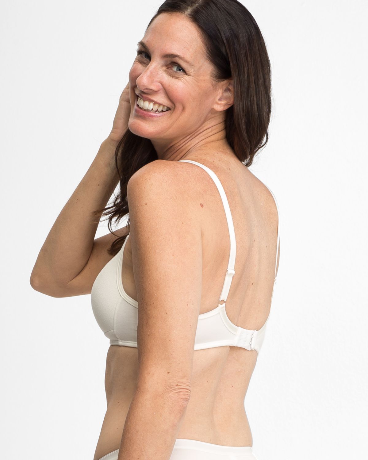 Model trägt Schalen BH Triangle in elfenbein aus der Serie Swenja, Ansicht von hinten.