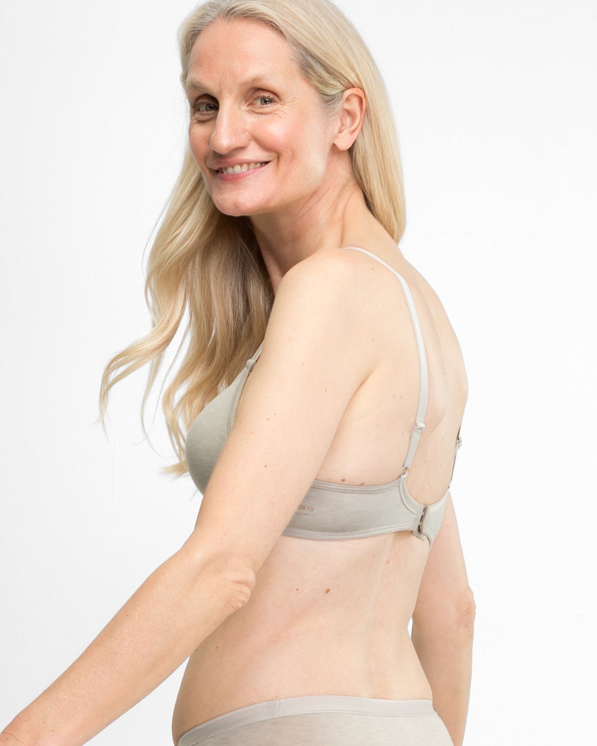 Model trägt Schalen BH Triangle in ginger mélé aus der Serie Swenja, Ansicht von hinten.