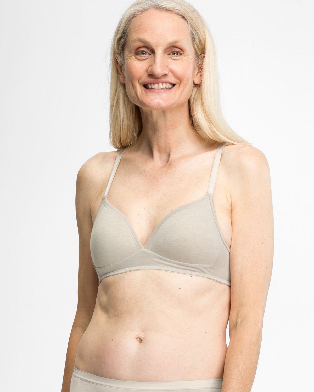 Model trägt Schalen BH Triangle in ginger mélé aus der Serie Swenja, Ansicht von vorne.