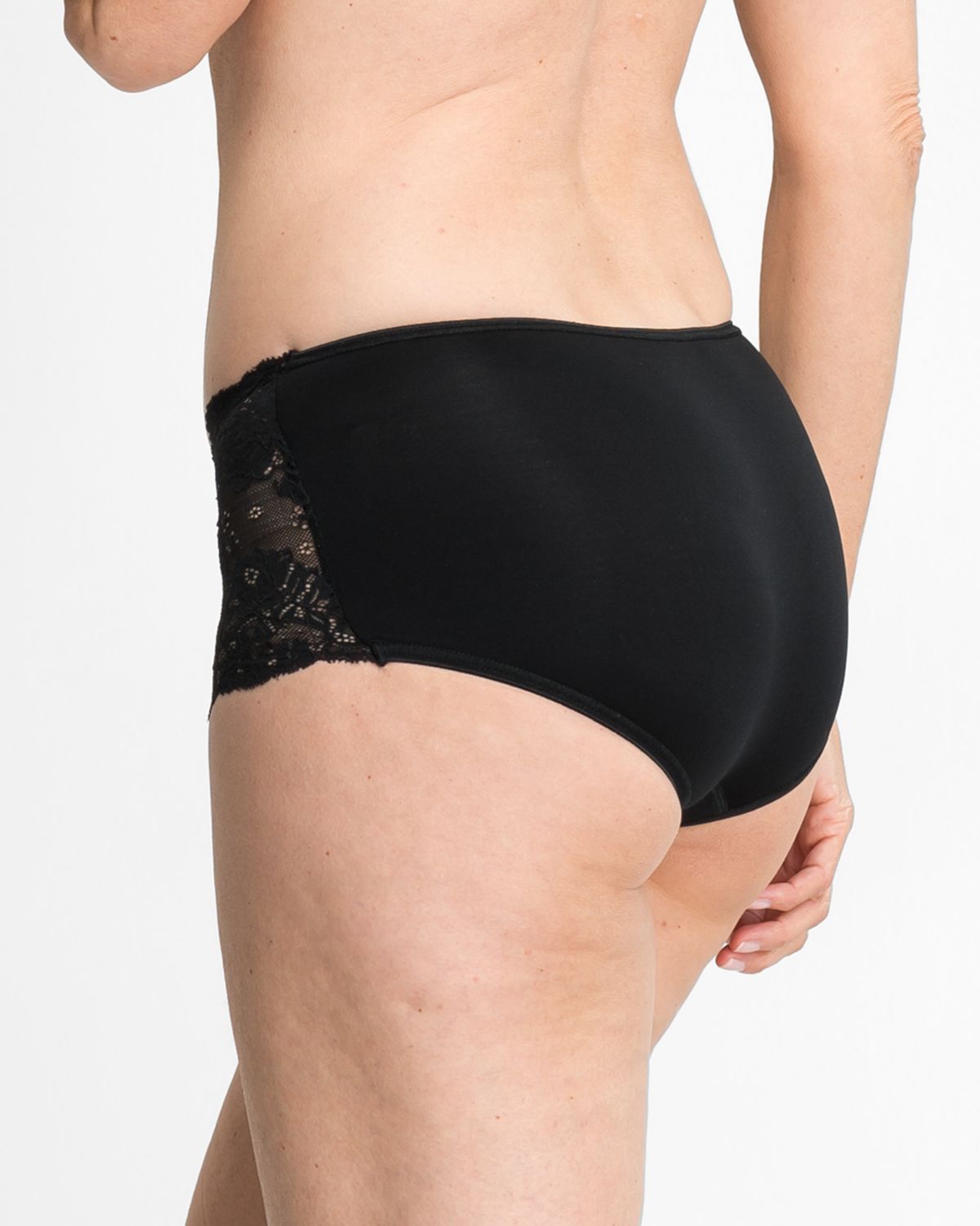 Model trägt Hüftpant in schwarz aus der Serie Severine, Ansicht von hinten.