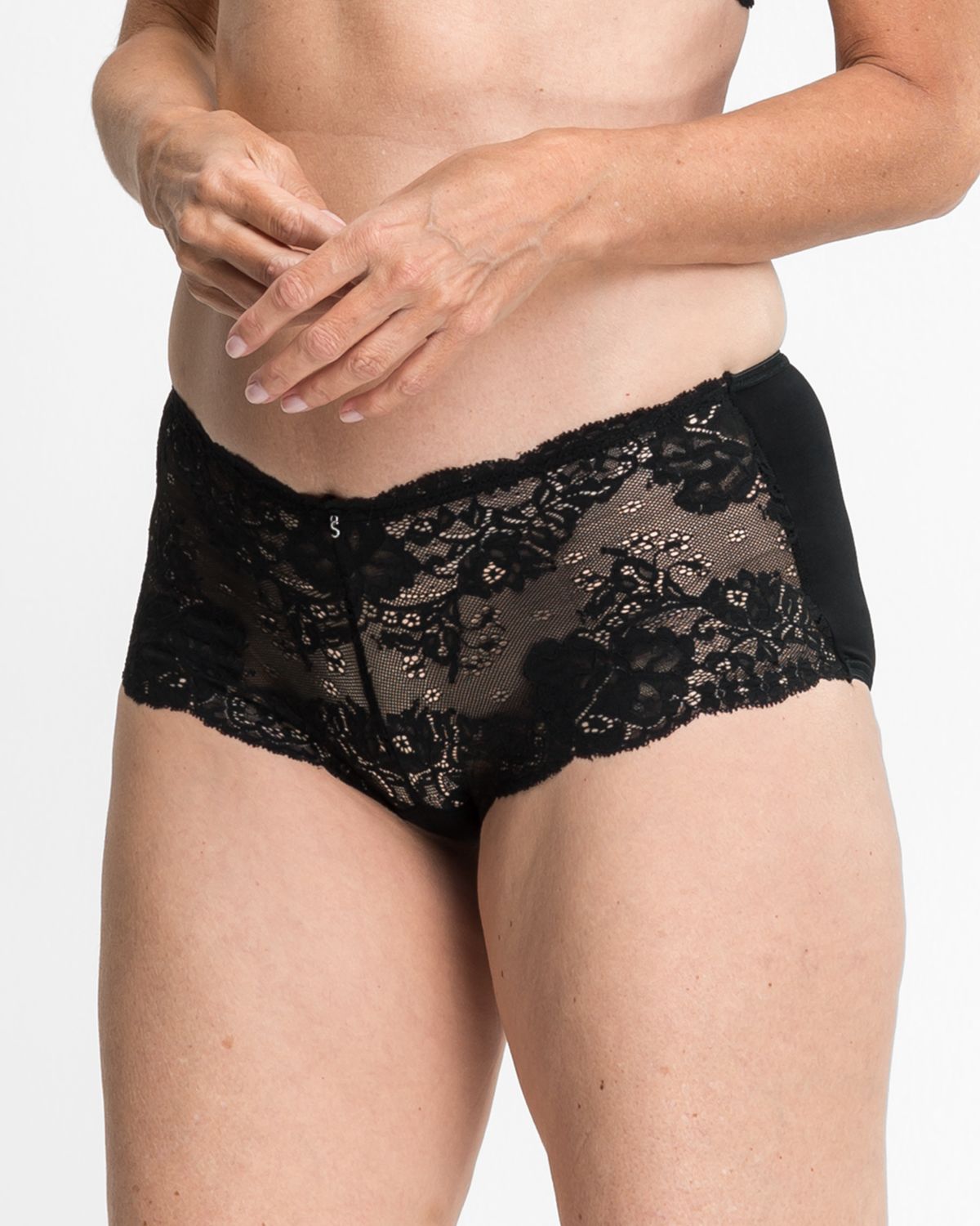 Model trägt Hüftpant in schwarz aus der Serie Severine, Ansicht von vorne.