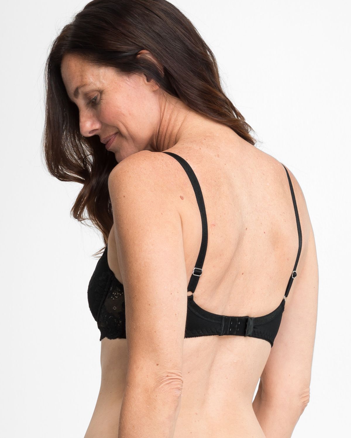 Model trägt Bügel BH in schwarz aus der Serie Severine, Ansicht von hinten.