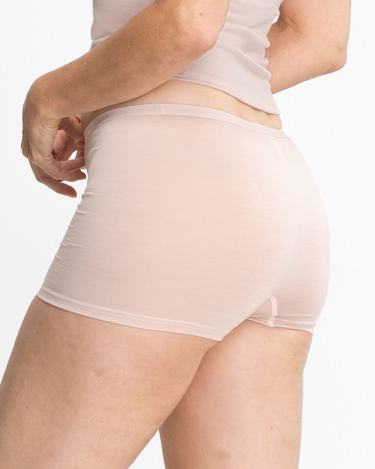 Model trägt Pant in lychee wool aus der Serie Sanja, Ansicht von hinten.