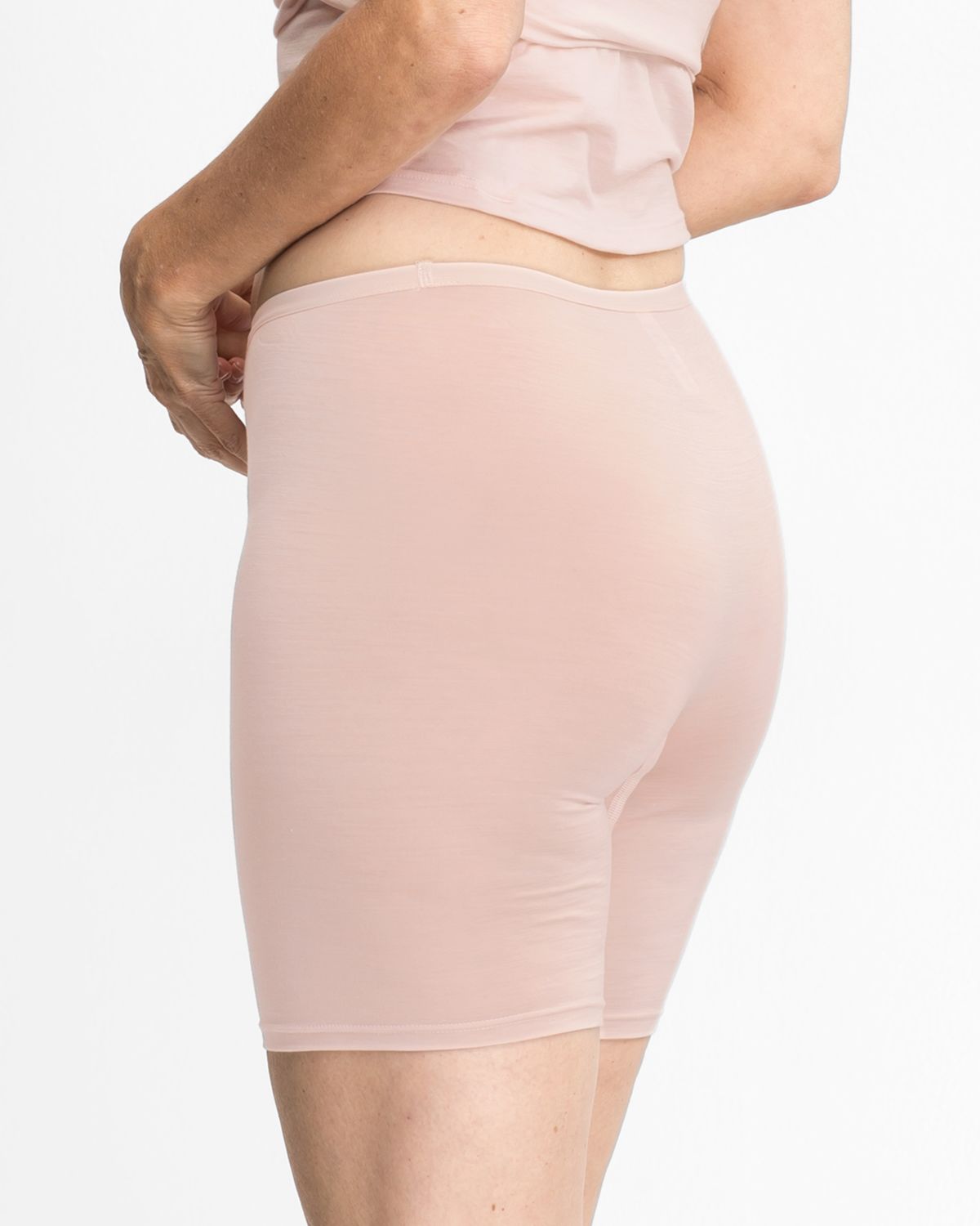 Model trägt Longpant in lychee wool aus der Serie Sanja, Ansicht von hinten.