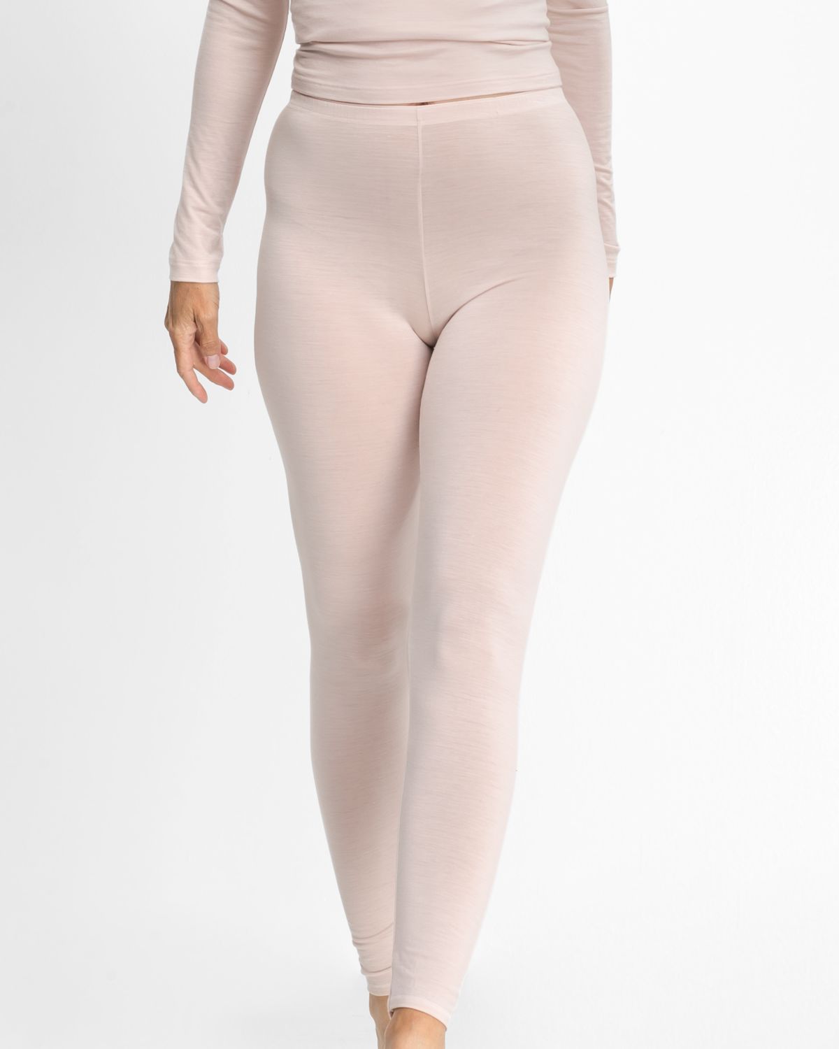 Model trägt Lange Hose in lychee wool aus der Serie Sanja, Ansicht von vorne.