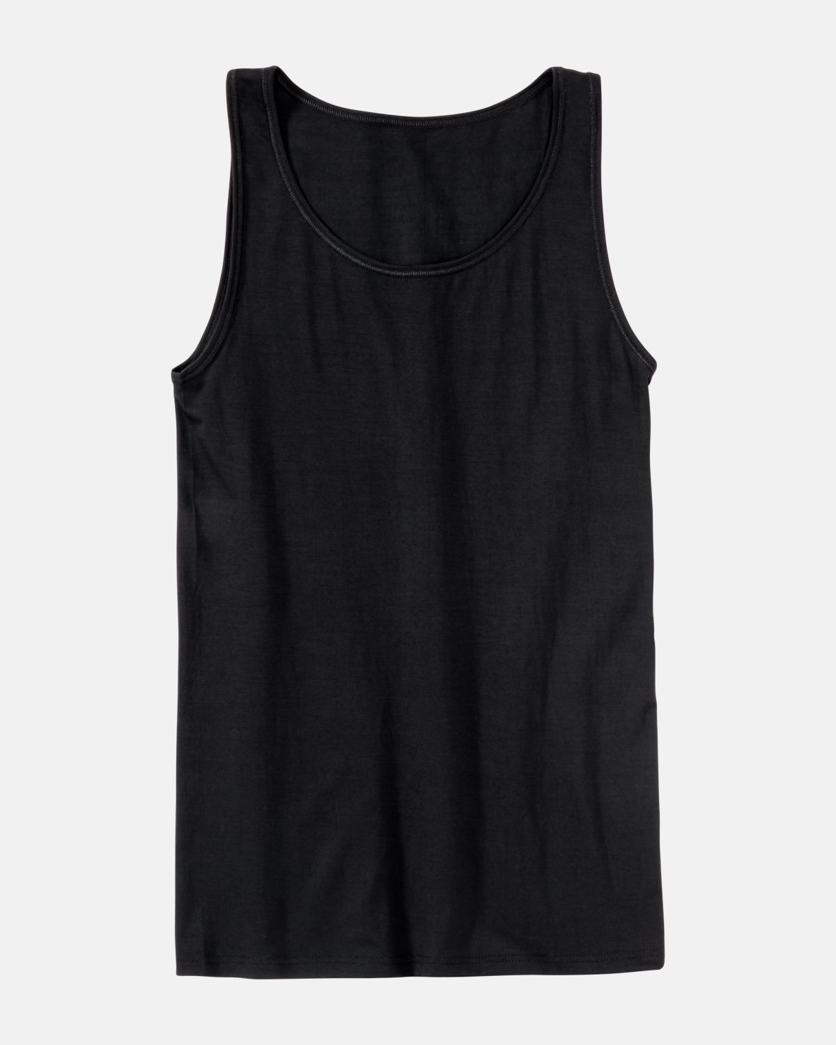 Achselhemd in schwarz aus der Serie Sanja, flach auf einer Oberfläche liegend.