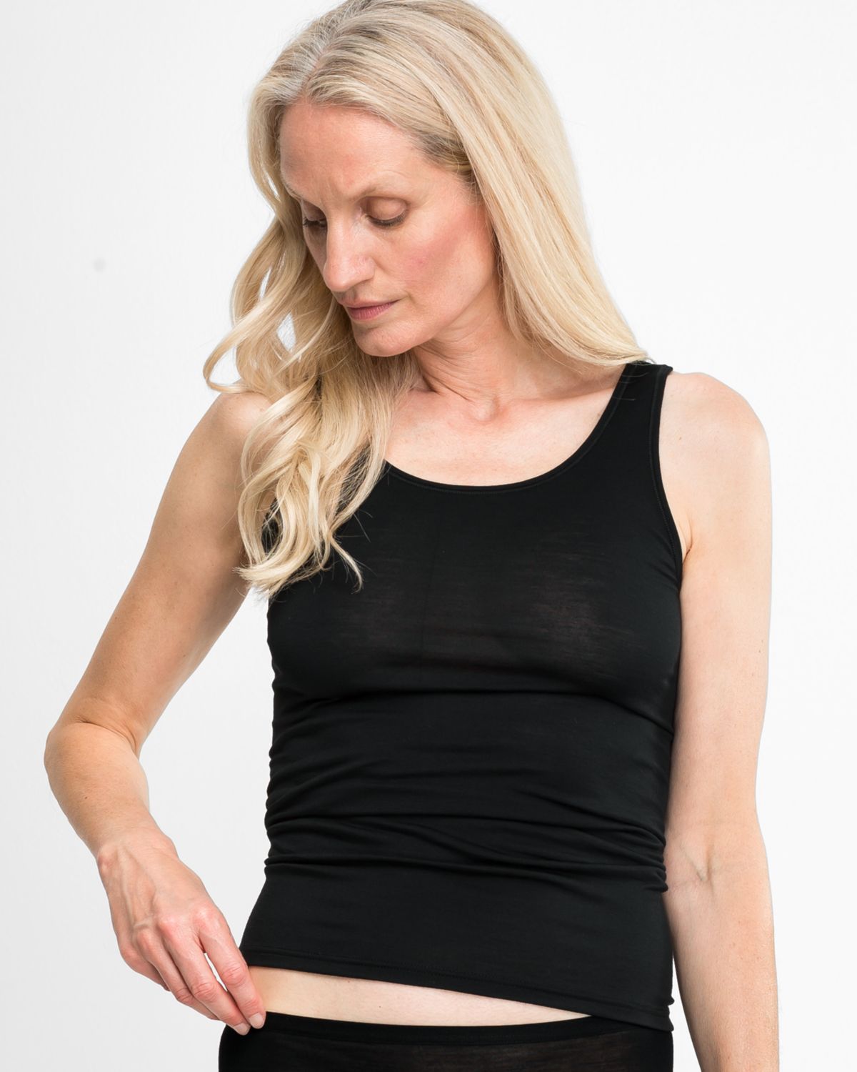 Model trägt Achselhemd in schwarz aus der Serie Sanja, Ansicht von vorne.