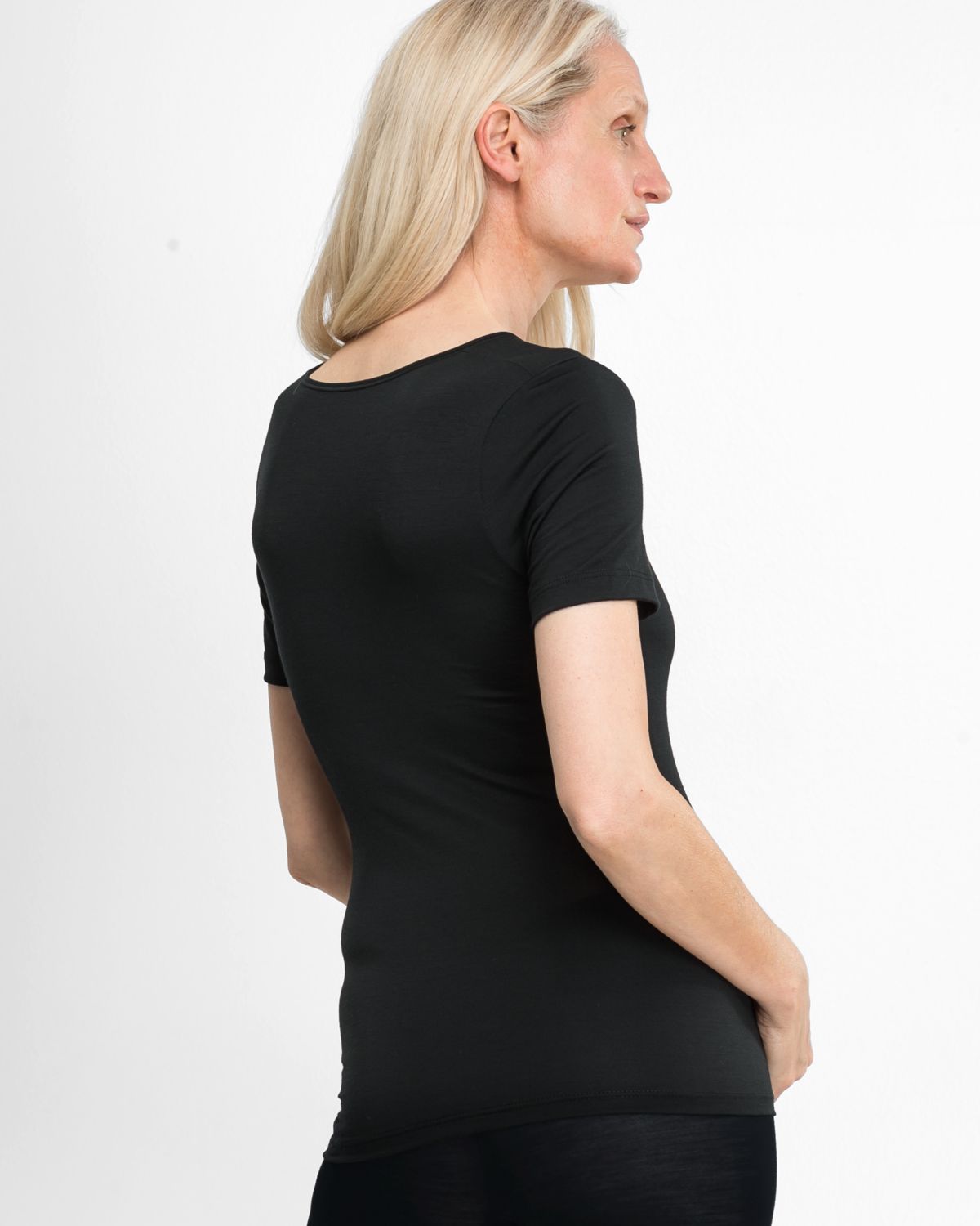 Model trägt Shirt 1/4 Arm in schwarz aus der Serie Sanja, Ansicht von hinten.