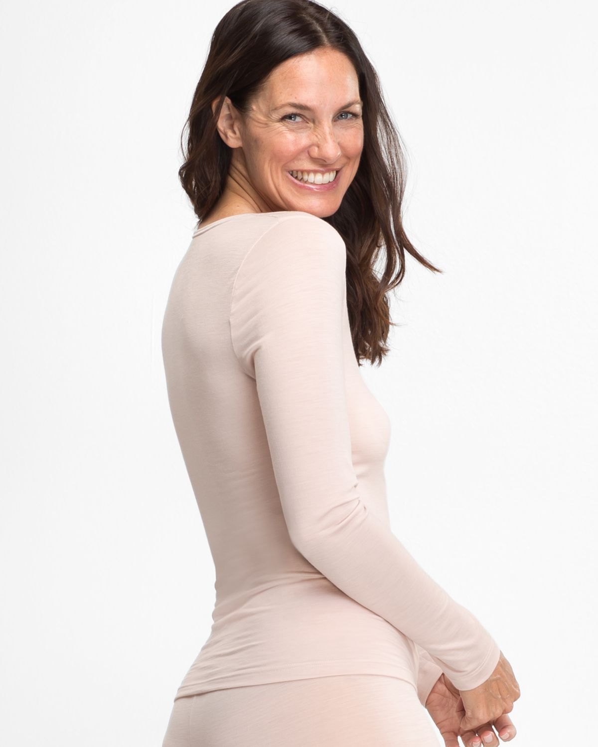 Model trägt Shirt 1/1 Arm in lychee wool aus der Serie Sanja, Ansicht von hinten.