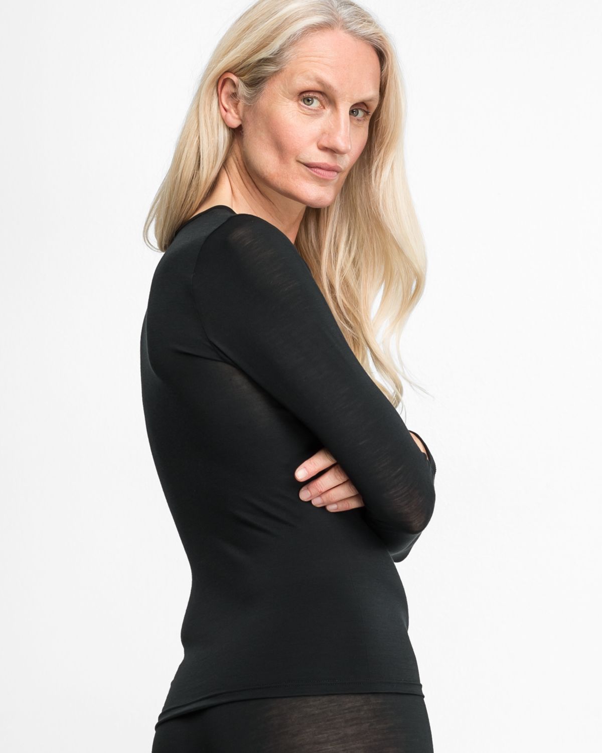 Model trägt Shirt 1/1 Arm in schwarz aus der Serie Sanja, Ansicht von hinten.