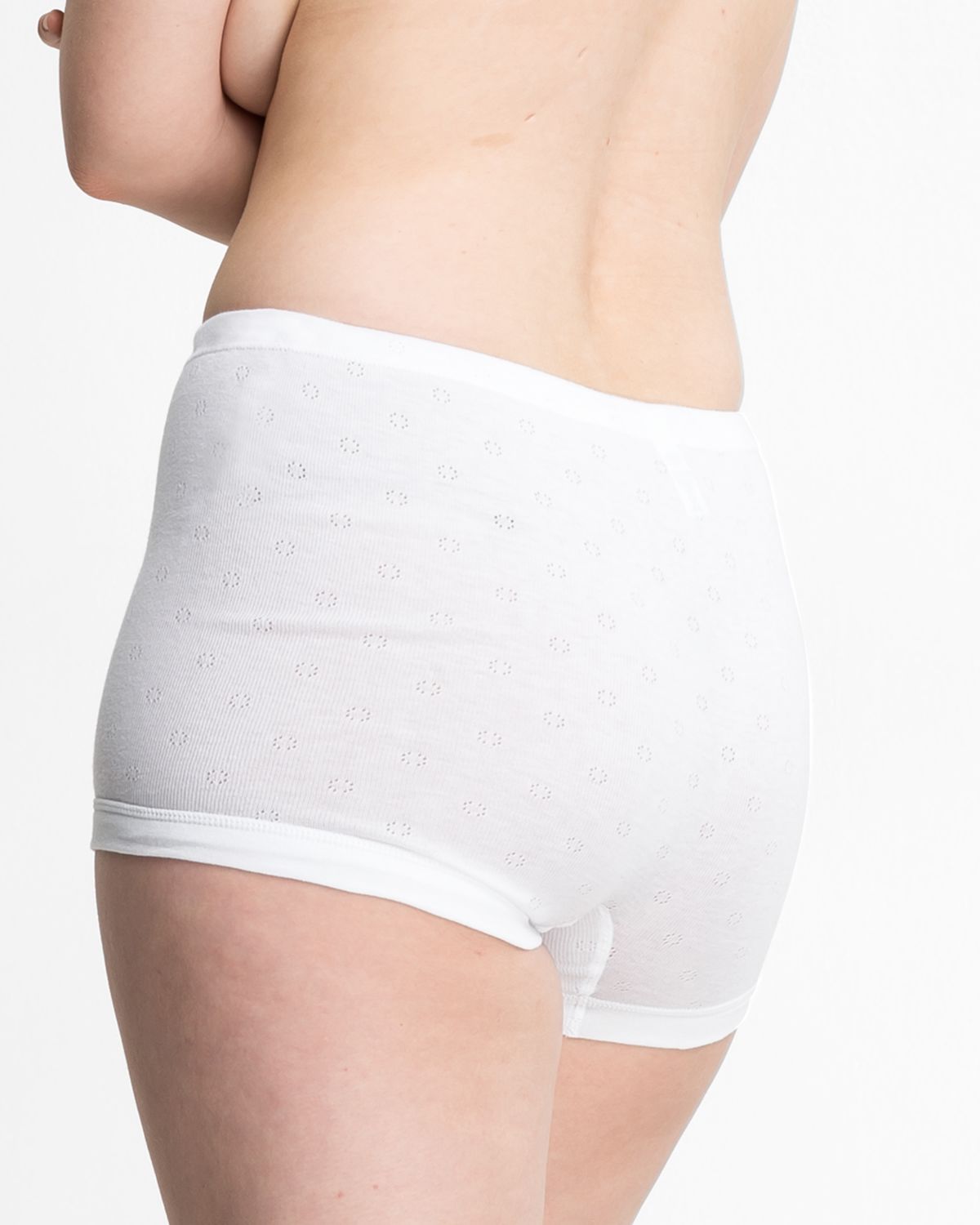 Model trägt Pagenschlüpfer in weiß aus der Serie Nina, Ansicht von hinten.