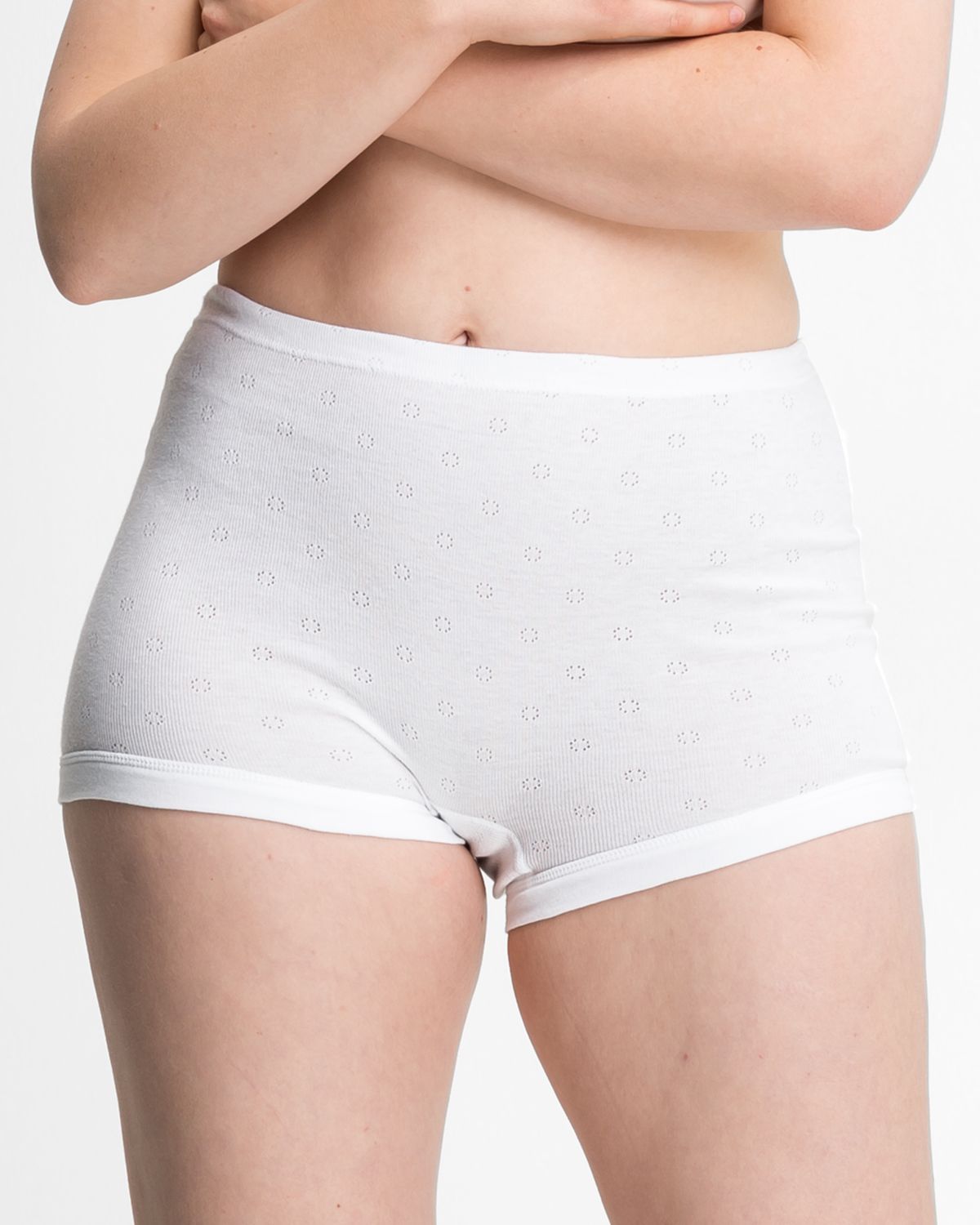 Model trägt Pagenschlüpfer in weiß aus der Serie Nina, Ansicht von vorne.