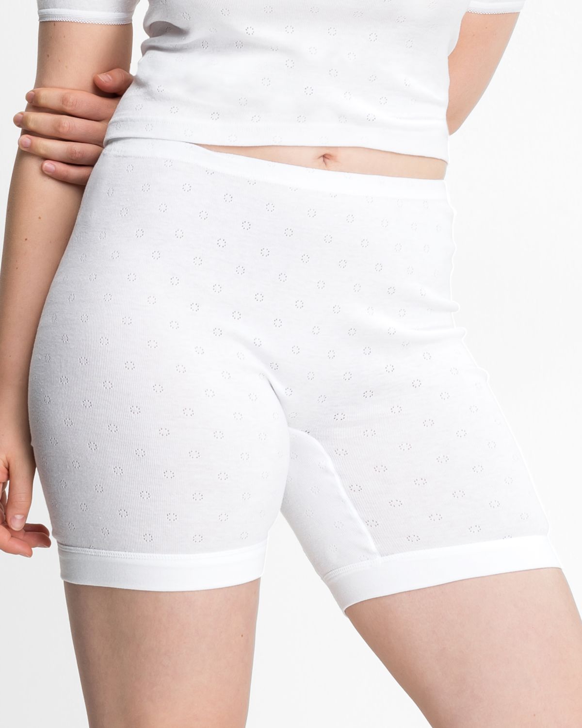 Model trägt Langbeinschlüpfer in weiß aus der Serie Nina, Ansicht von vorne.