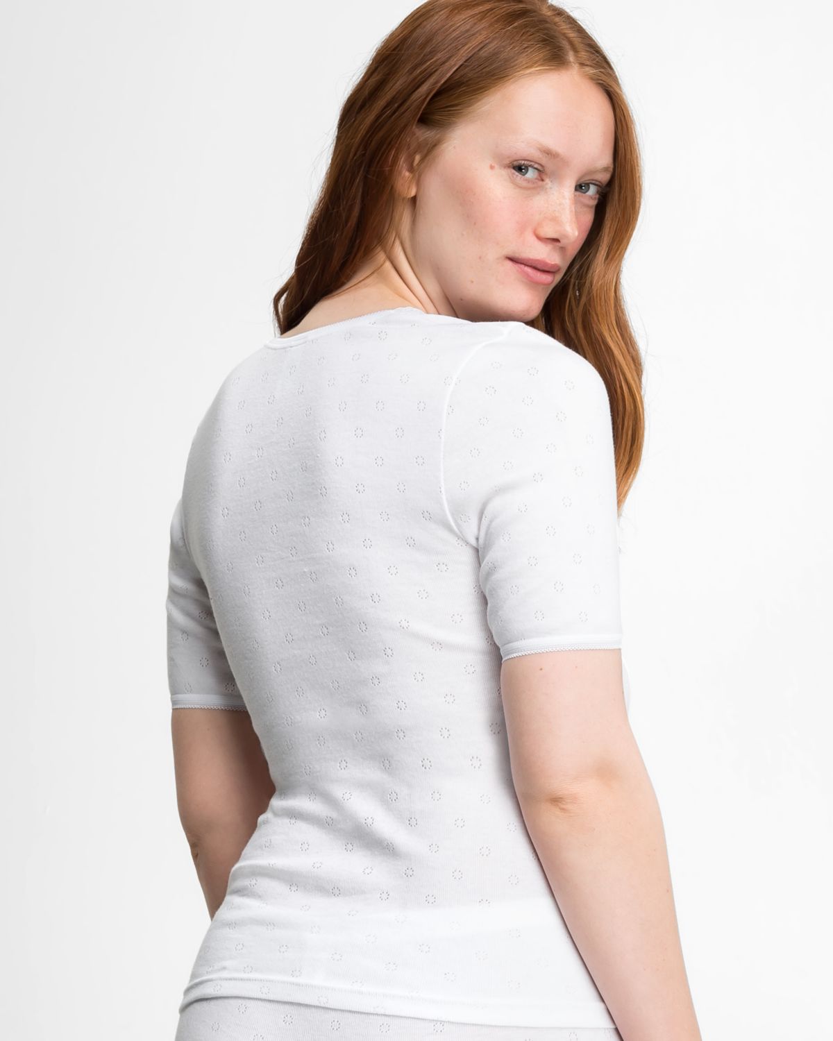 Model trägt Spencer 1/4 Arm in weiß aus der Serie Nina, Ansicht von hinten.