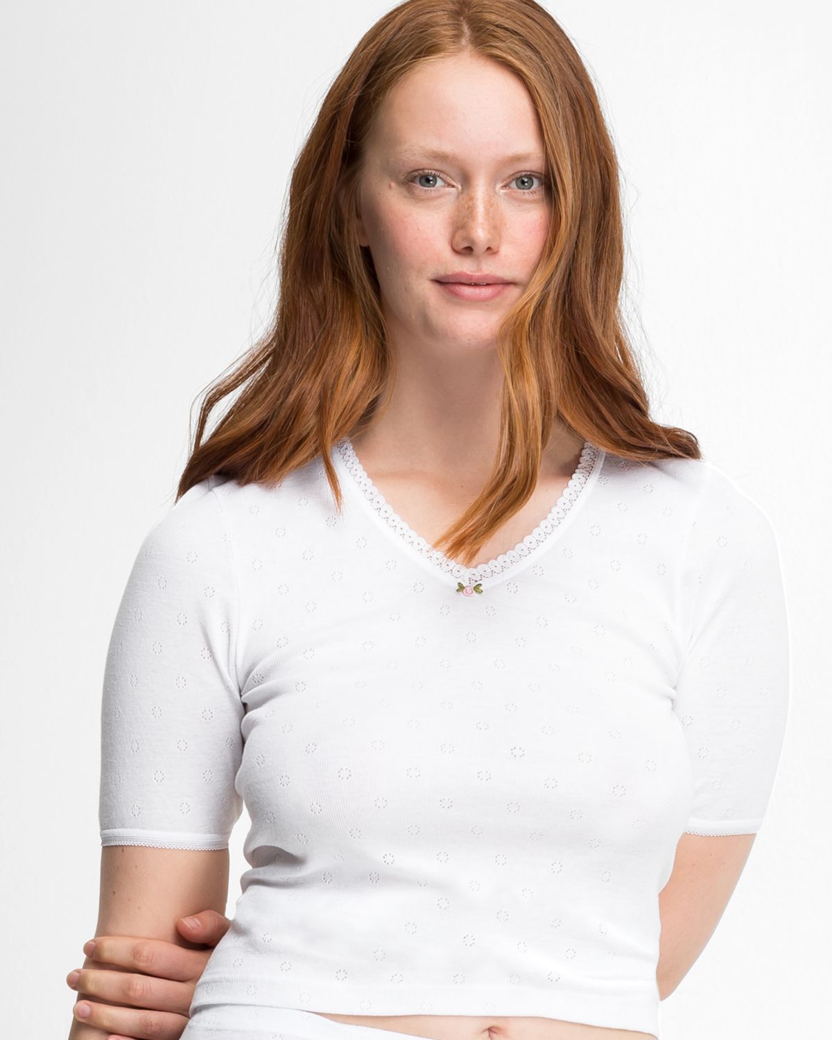 Model trägt Spencer 1/4 Arm in weiß aus der Serie Nina, Ansicht von vorne.