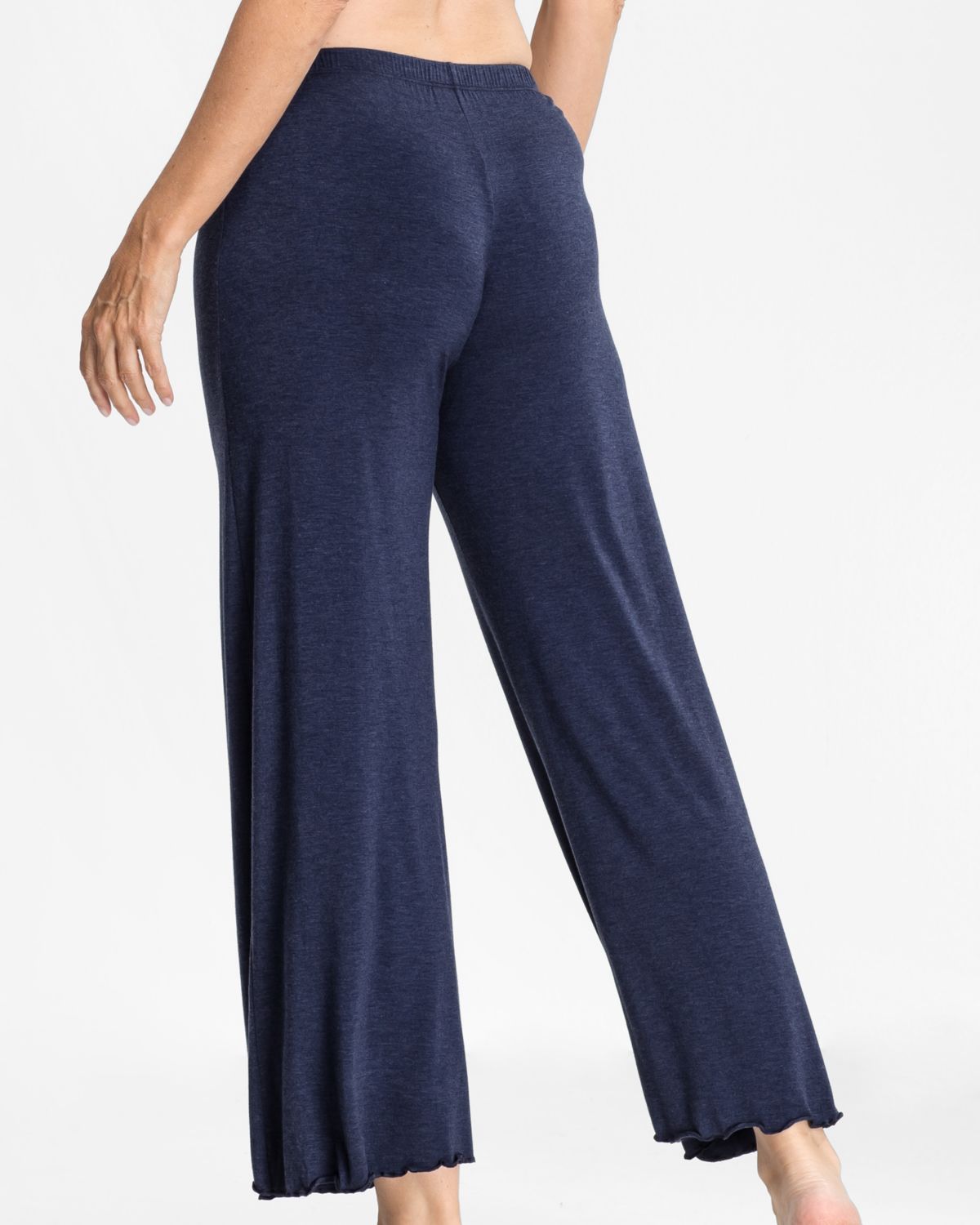 Model trägt Culotte in blueberry mélé aus der Serie Stephanie, Ansicht von hinten.