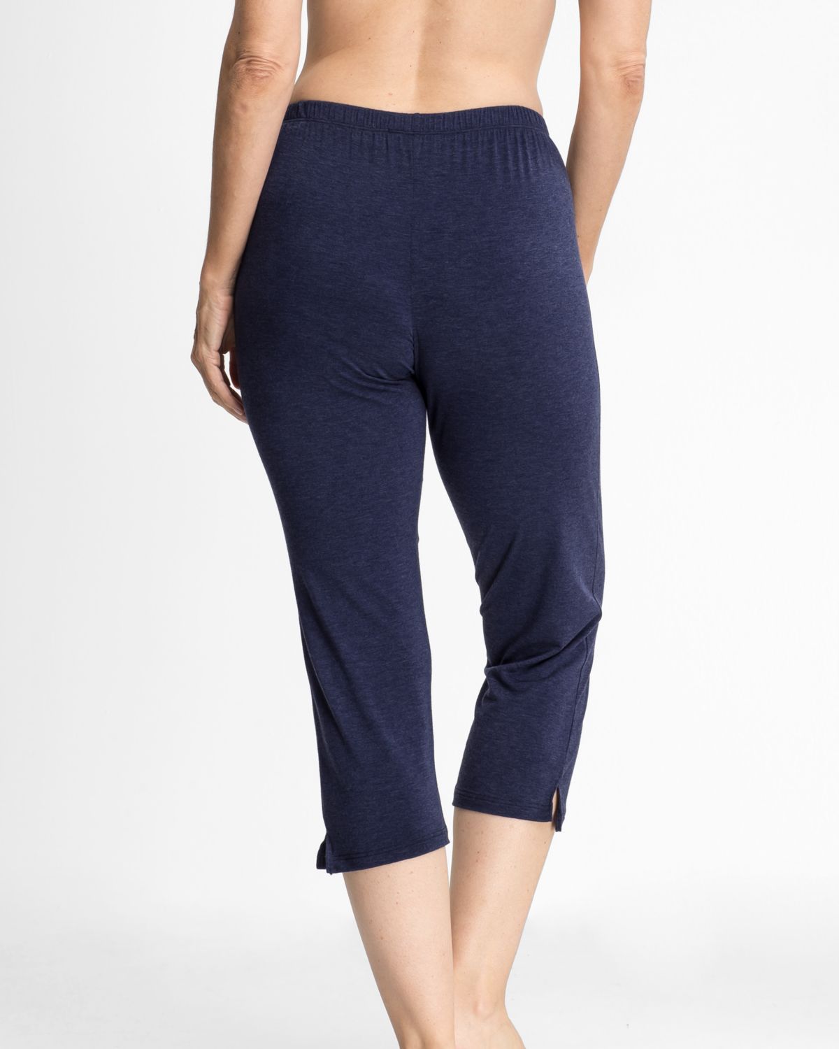 Model trägt Hose 7/8 in blueberry mélé aus der Serie Stephanie, Ansicht von hinten.