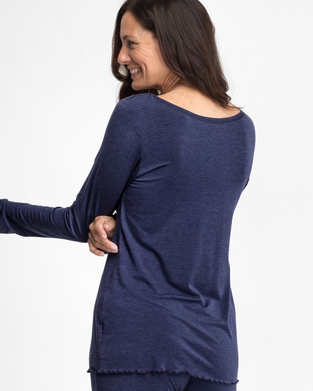 Model trägt Shirt 1/1 Arm in blueberry mélé aus der Serie Stephanie, Ansicht von hinten.