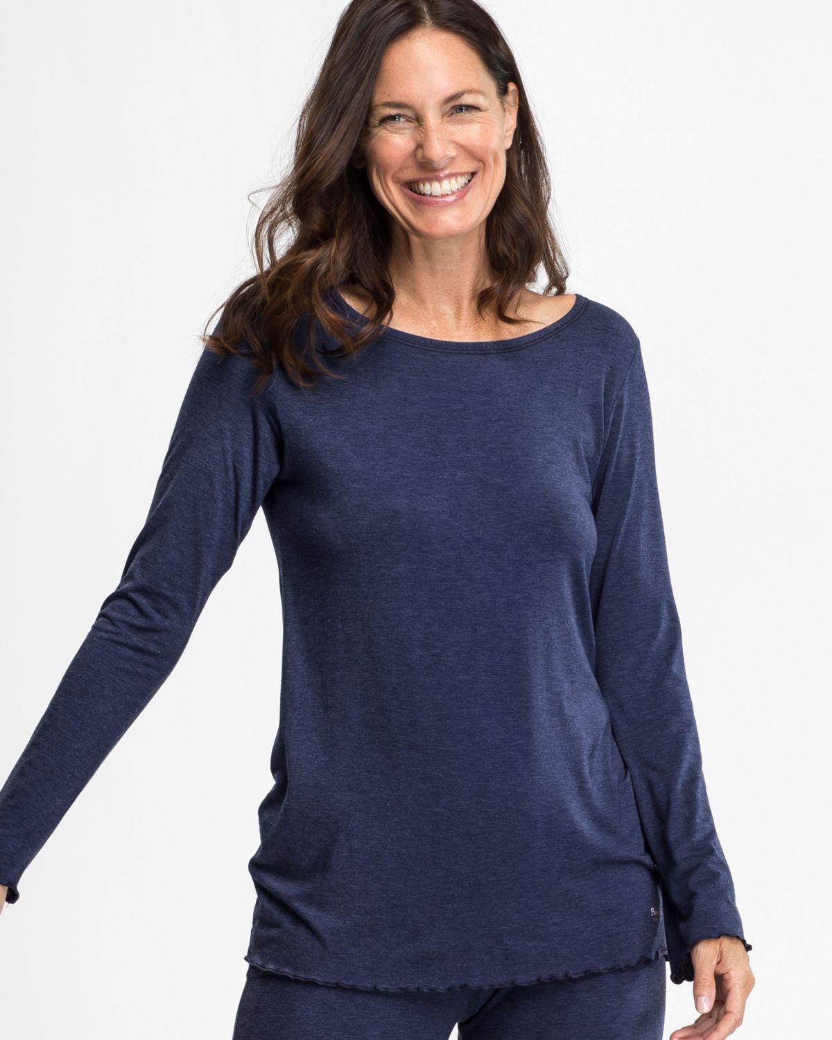 Model trägt Shirt 1/1 Arm in blueberry mélé aus der Serie Stephanie, Ansicht von vorne.