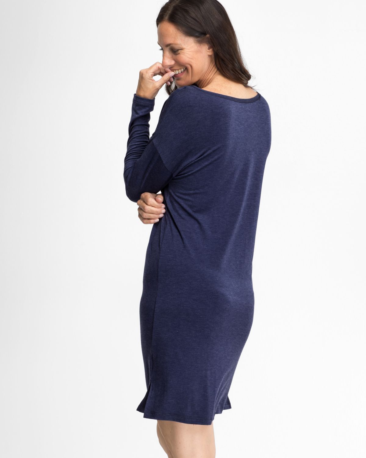 Model trägt Sleepshirt in blueberry mélé aus der Serie Stephanie, Ansicht von hinten.
