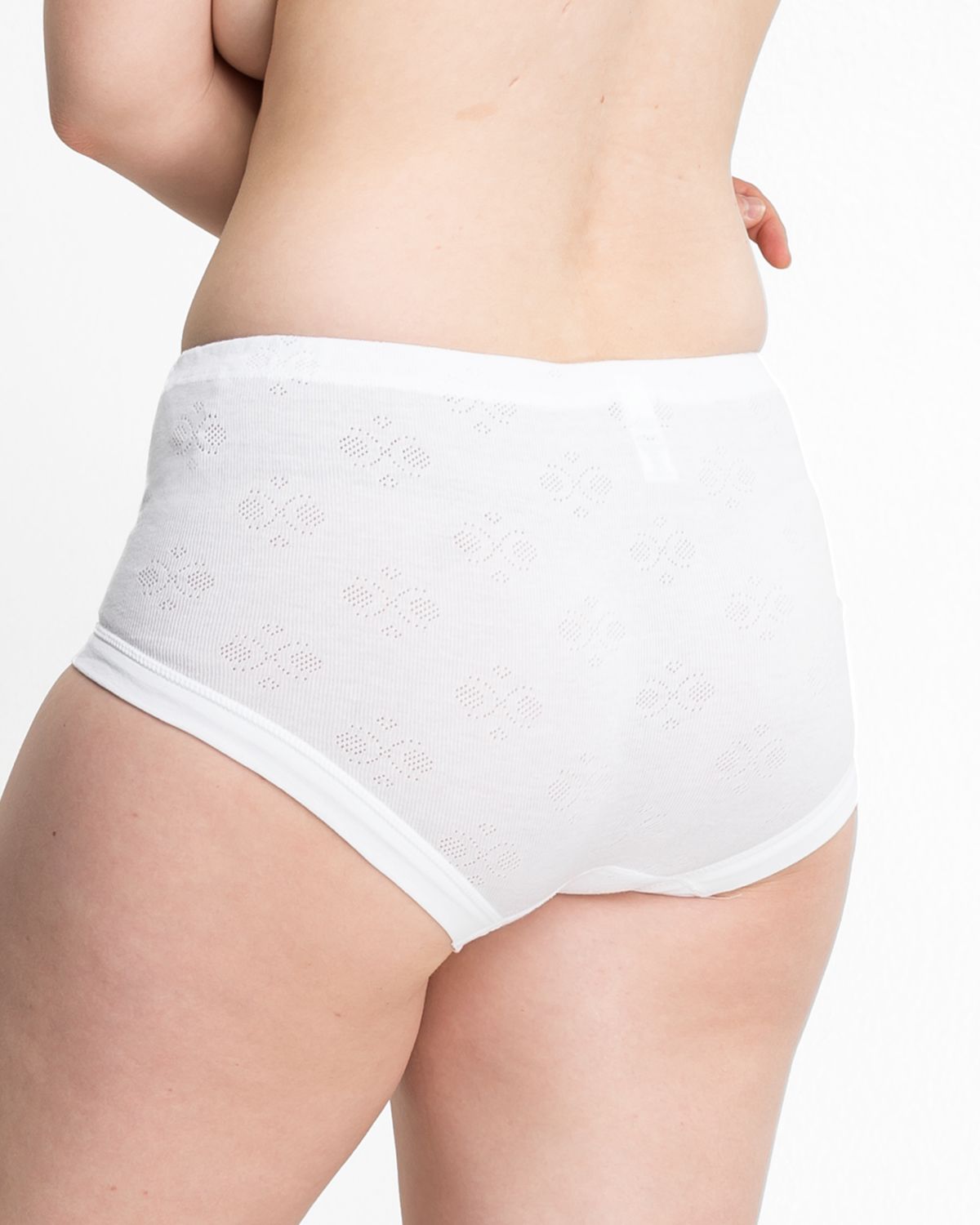 Model trägt Taillenslip in weiß aus der Serie Nora, Ansicht von hinten.