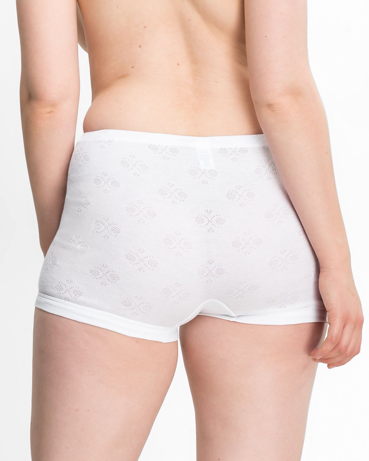 Model trägt Pagenschlüpfer in weiß aus der Serie Nora, Ansicht von hinten.