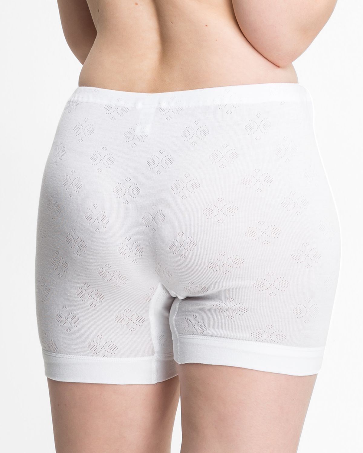 Model trägt Langbeinschlüpfer in weiß aus der Serie Nora, Ansicht von hinten.