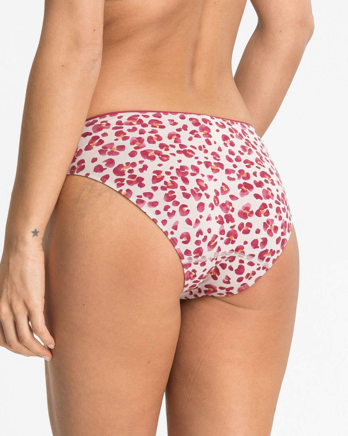 Model trägt Bikinislip in Leoprint aus der Serie Pandora, Ansicht von hinten.