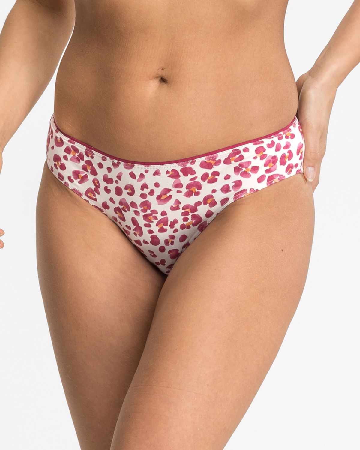 Model trägt Bikinislip in Leoprint aus der Serie Pandora, Ansicht von vorne.